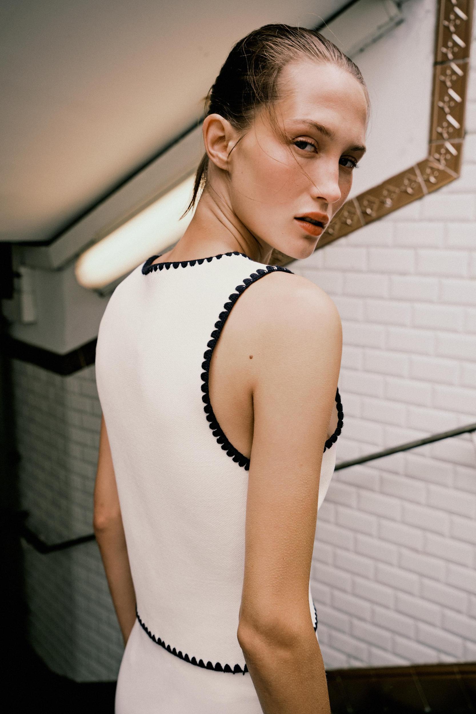 CONTRAST EMBROIDERY KNIT VEST Product Image