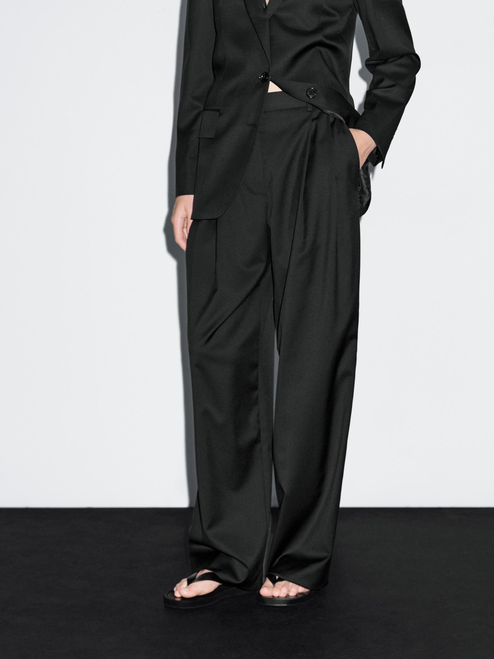 100% extra fine wool pleated trousers Product Image