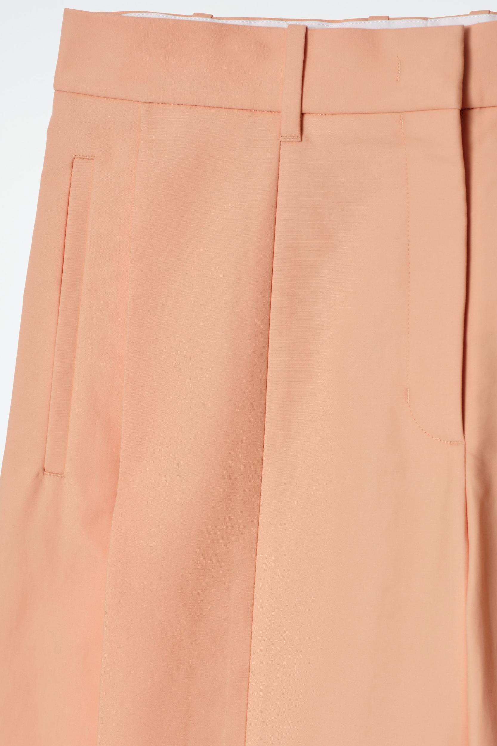 TAILORED WIDE-LEG SHORTS Product Image