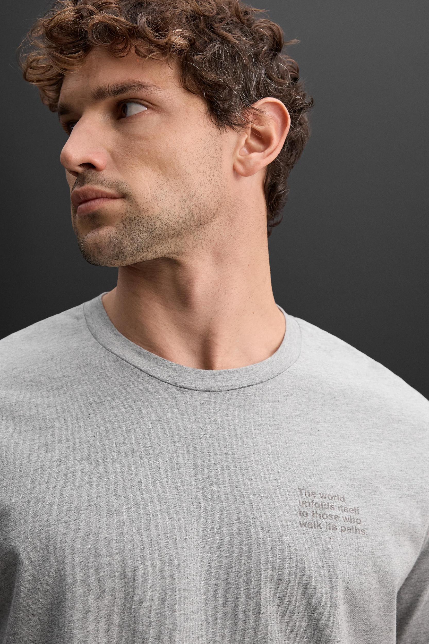 GRAPHIC PRINT T-SHIRT Product Image