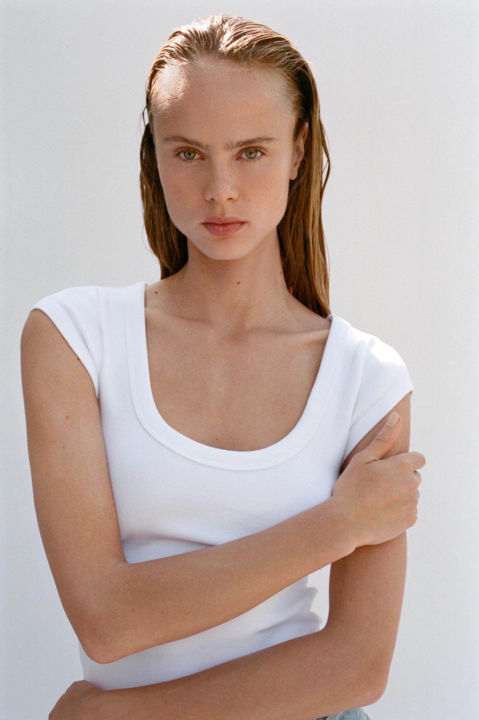 SCOOP NECK TOP Product Image
