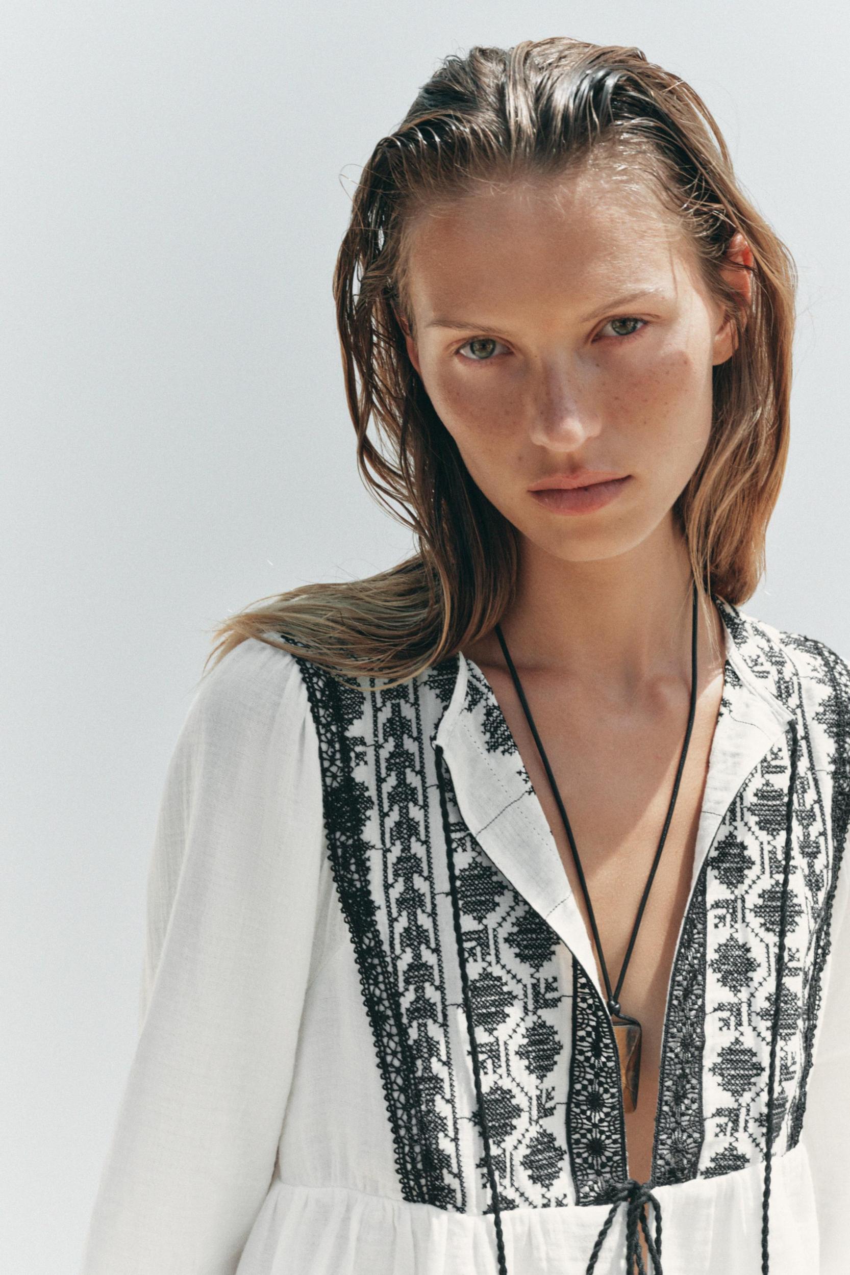 CONTRAST EMBROIDERY JACKET Product Image