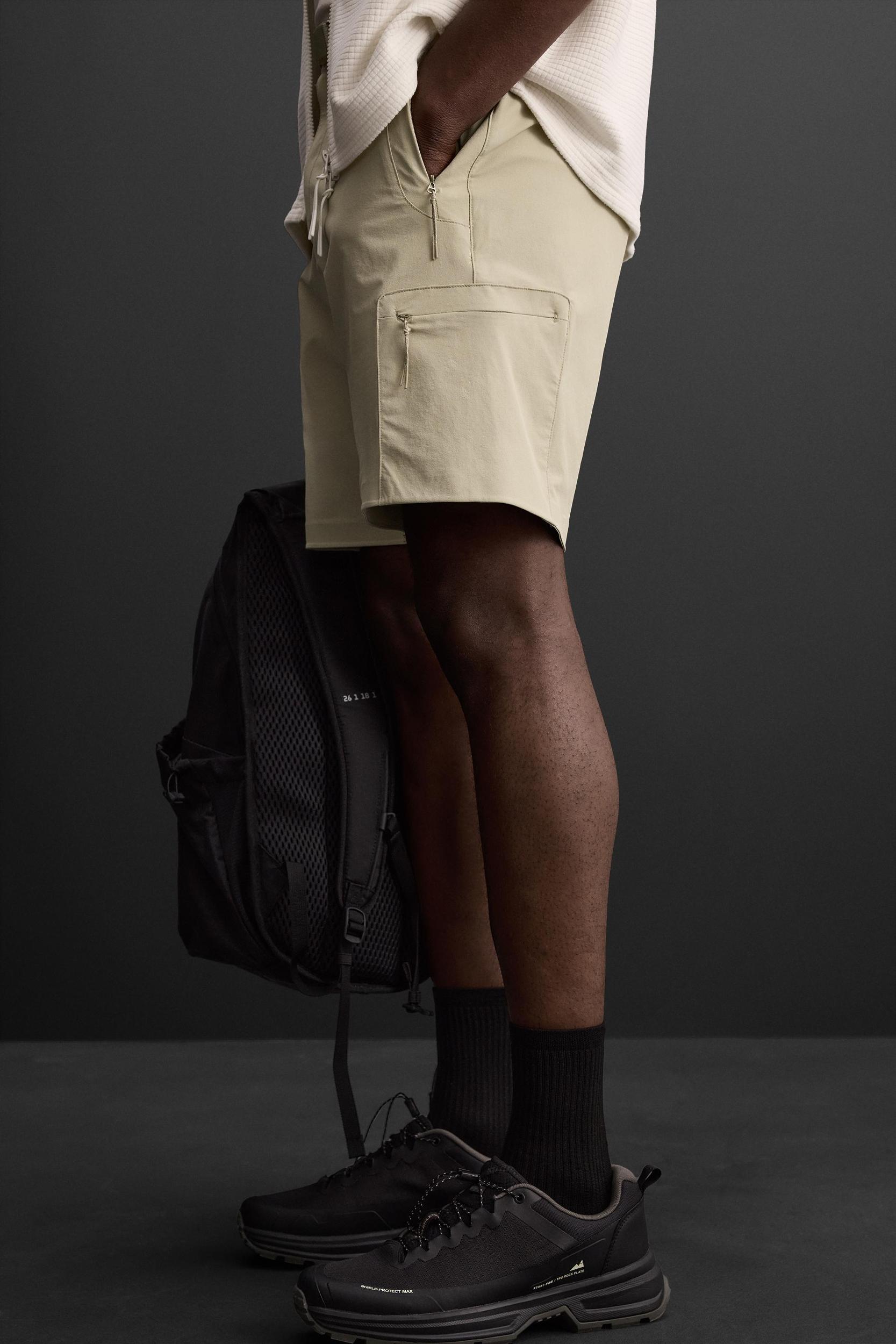 TECHNICAL CARGO SHORTS Product Image