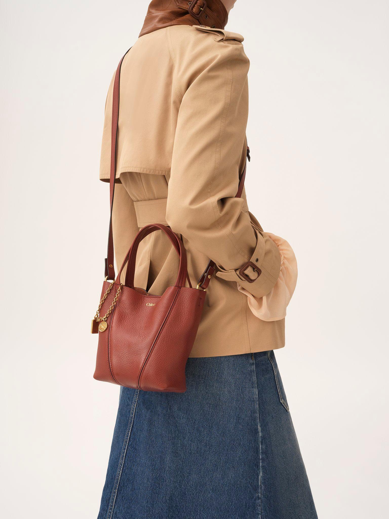 Small Chloé Spin tote bag in grained leather Product Image