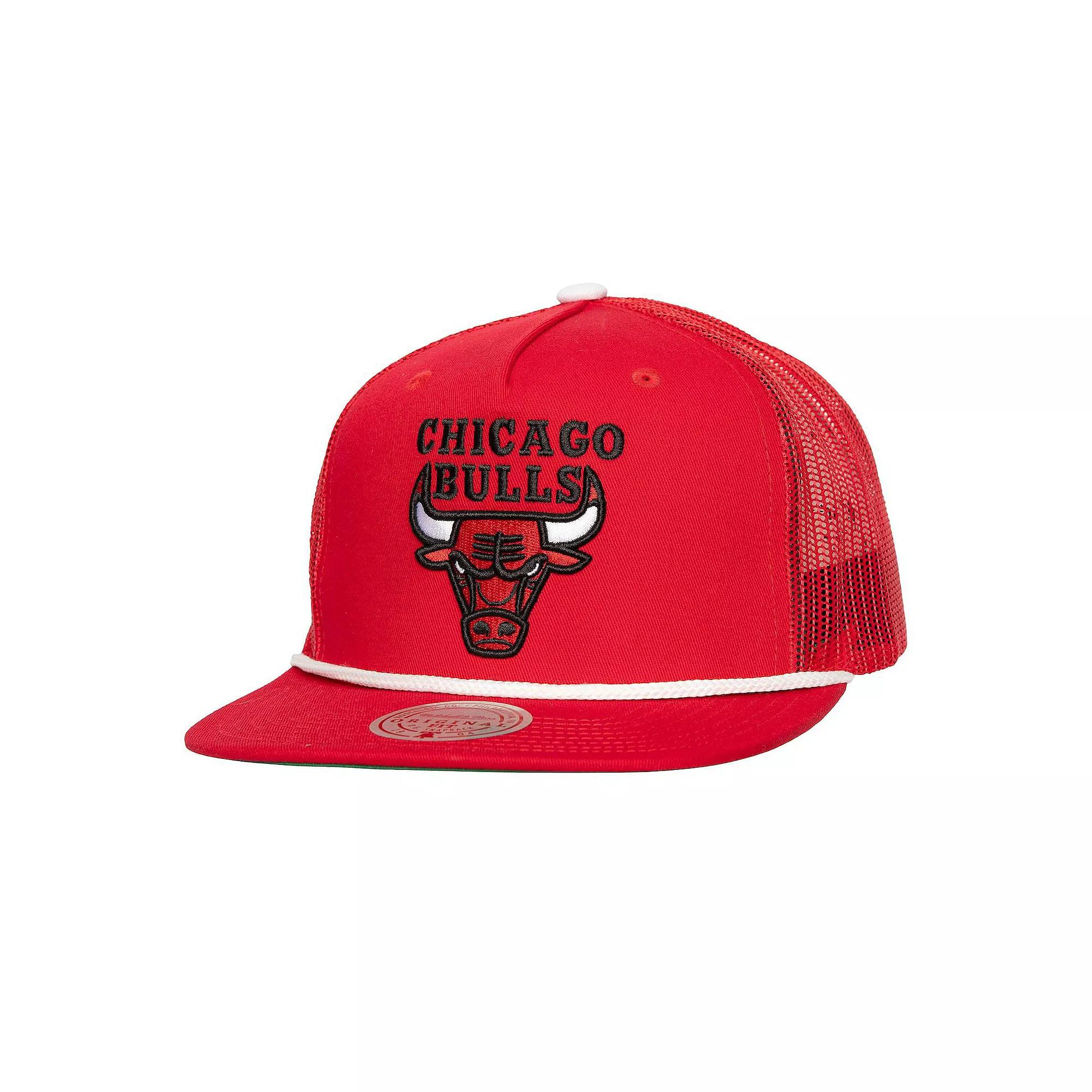 Men's Mitchell & Ness Red Chicago Bulls Roper Meshback Trucker Snapback Hat Product Image