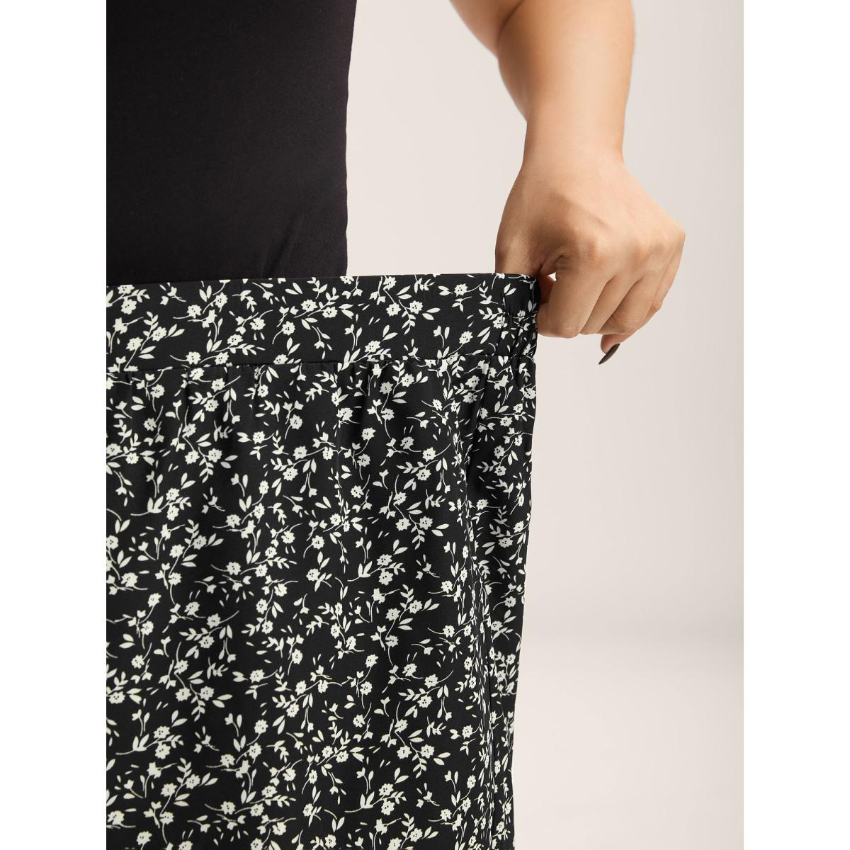 Plus Size Floral Print Wide-Leg Shorts Women BlackFlower Leisure Wide Leg Casual Shorts BloomChic 28/5X Product Image