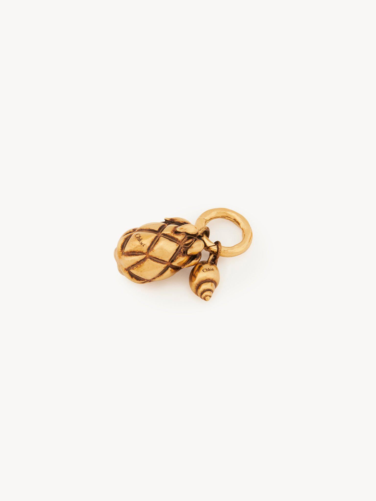 The Chloé Shells charm in brass Product Image