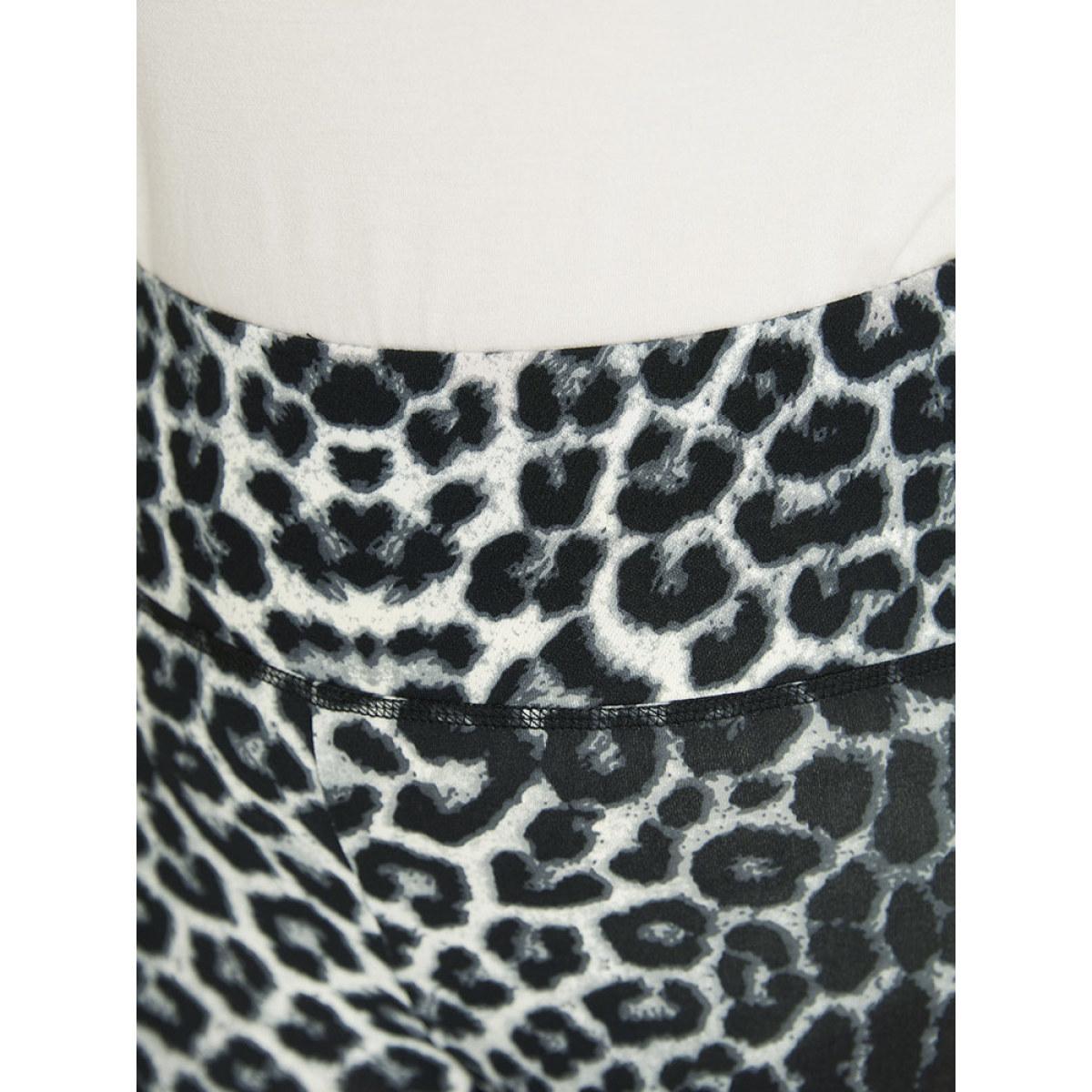 Plus Size Leopard Print Pocket Side Cropped Leggings Women Multicolor Casual High stretch Skinny High Rise Dailywear Leggings BloomChic 26/4X Product Image