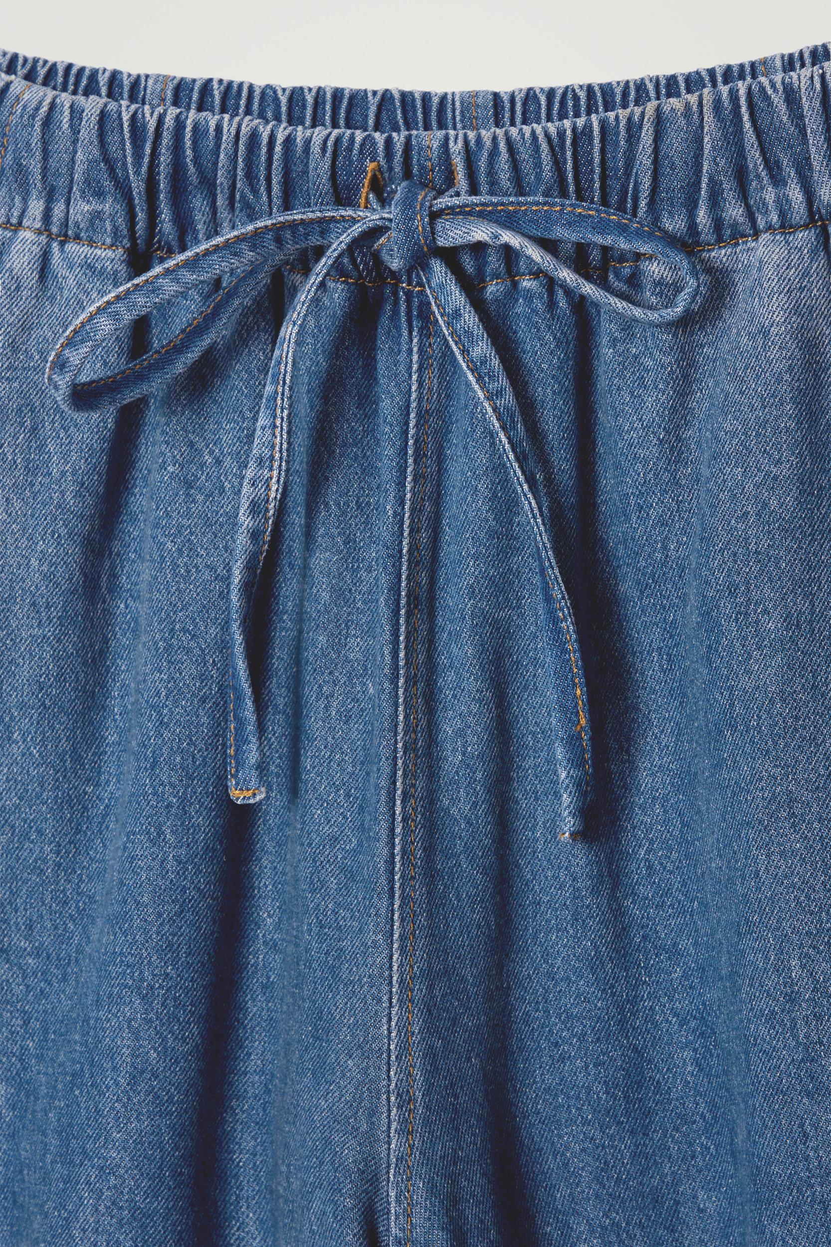BARREL-LEG DENIM DRAWSTRING PANTS Product Image