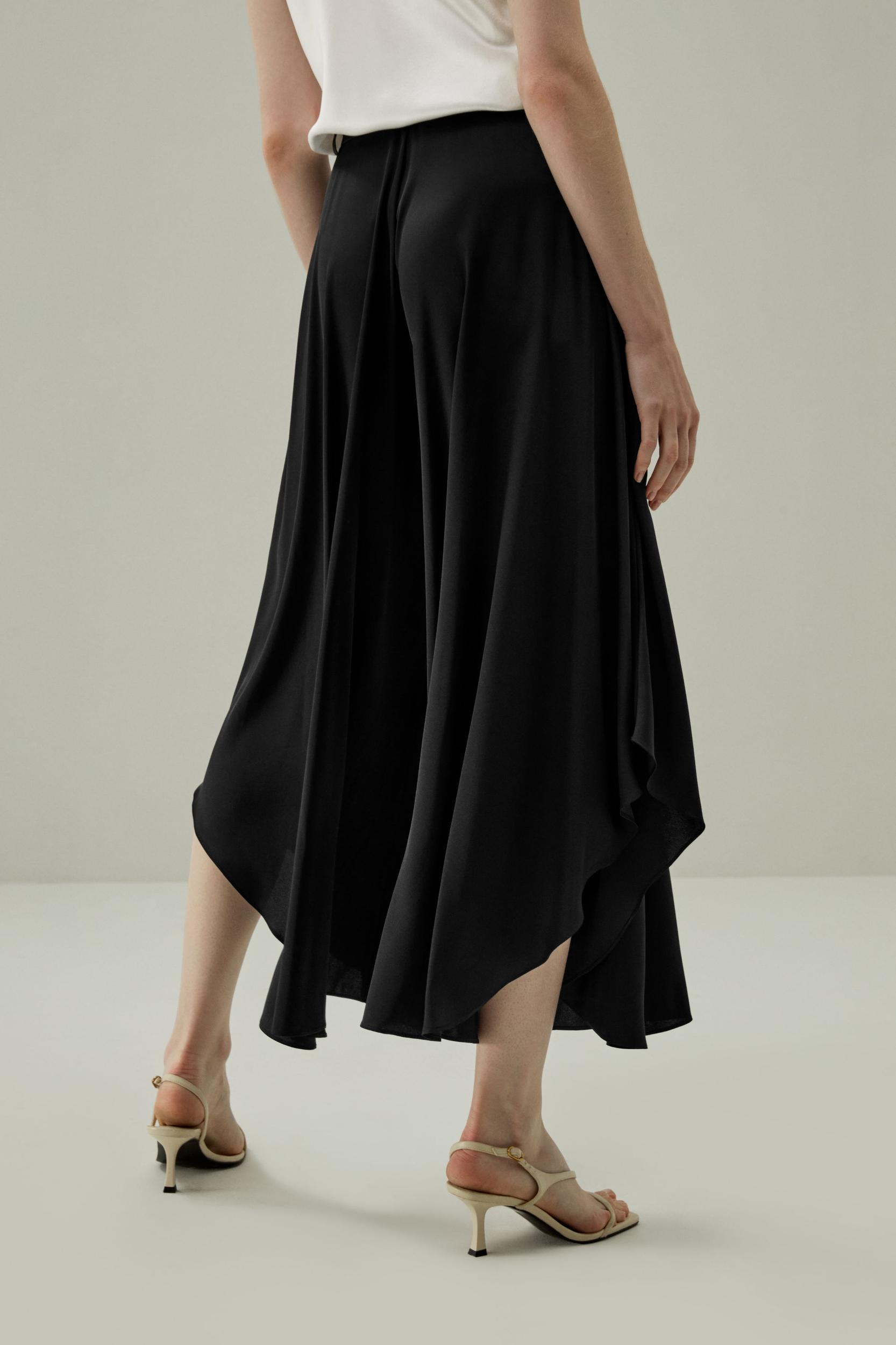 Wide-Legged Silk Fig Pants Product Image