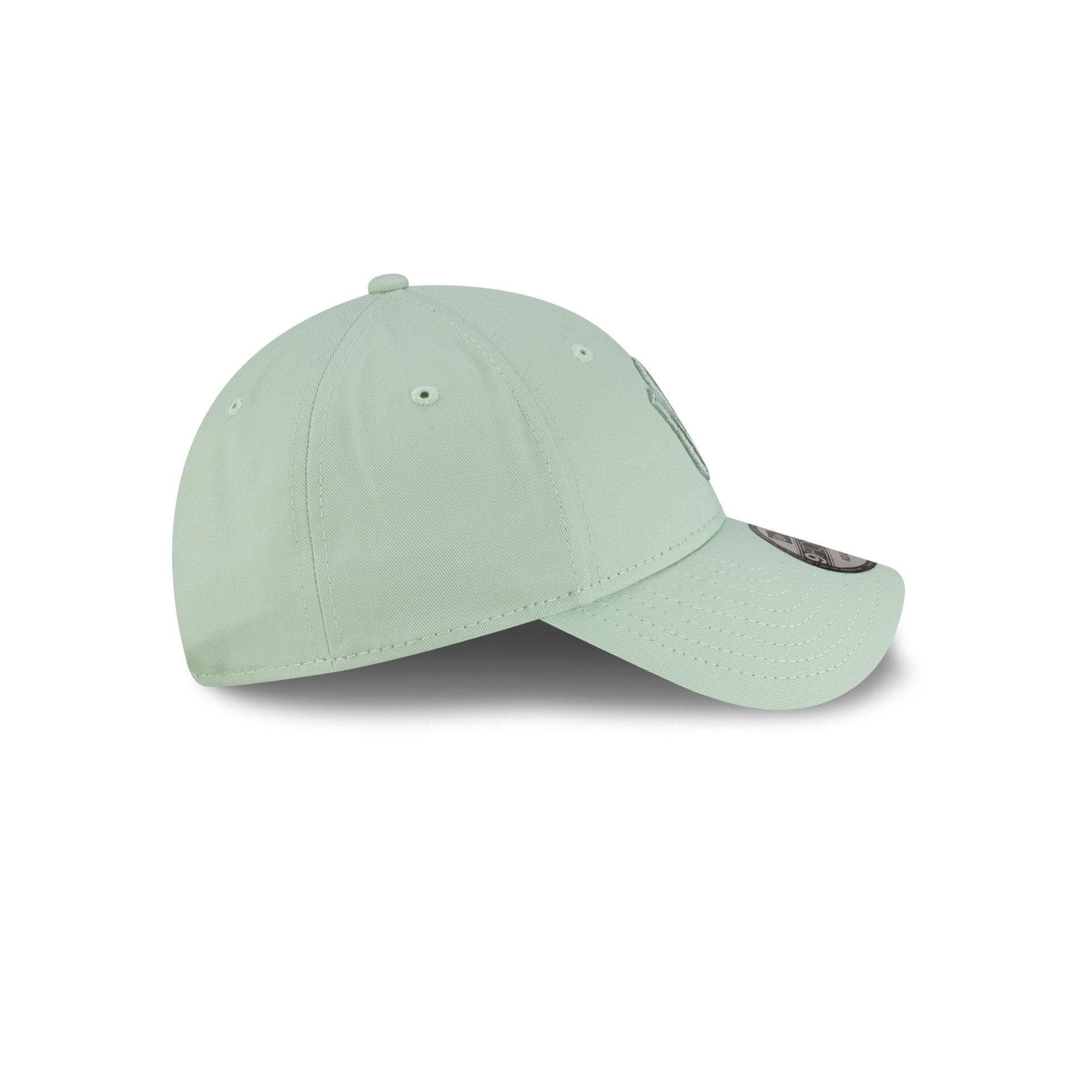 New York Yankees League Essential Pastel Green 9FORTY Adjustable Hat Male Product Image