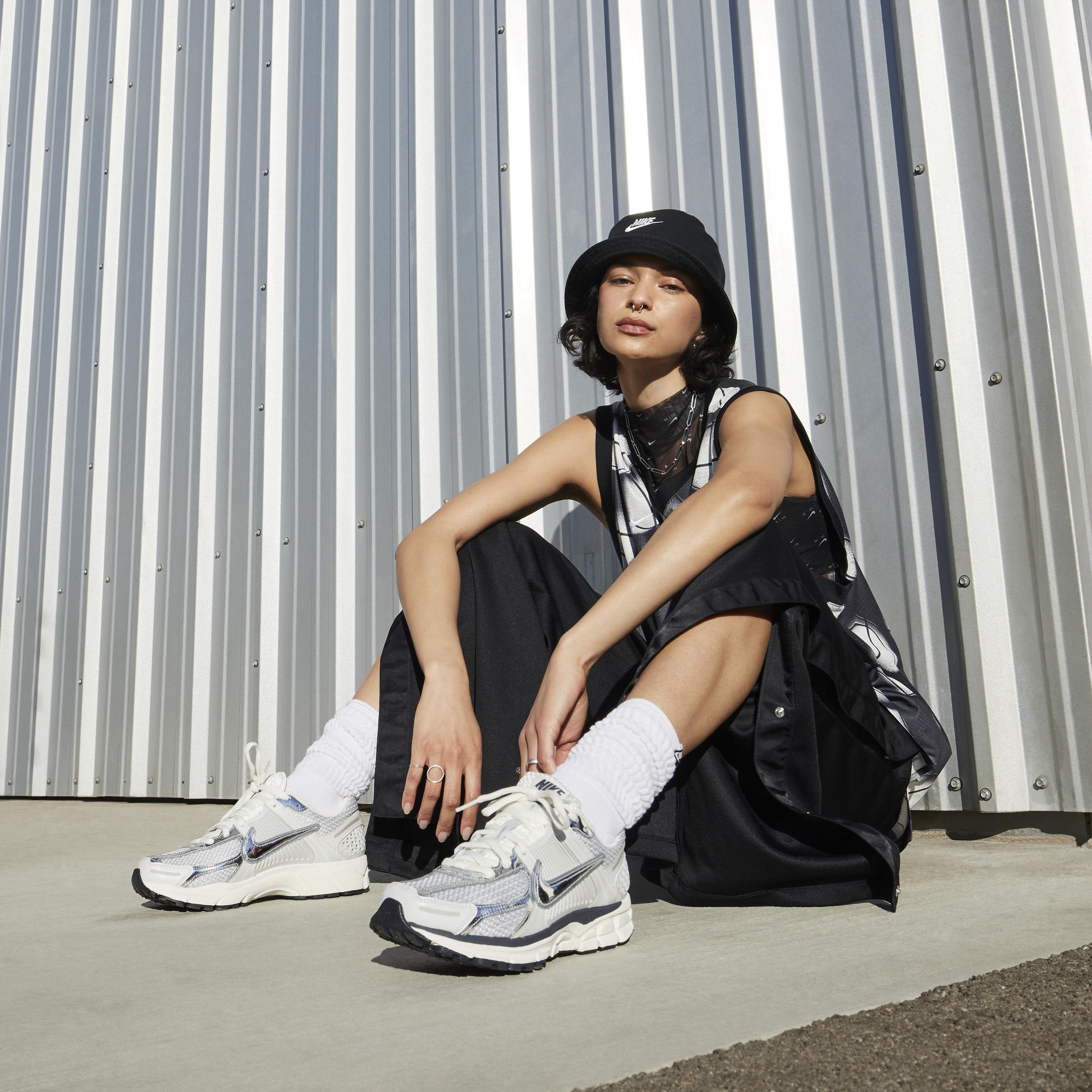 Nike Womens Zoom Vomero Shoes | FD0884-025 Product Image