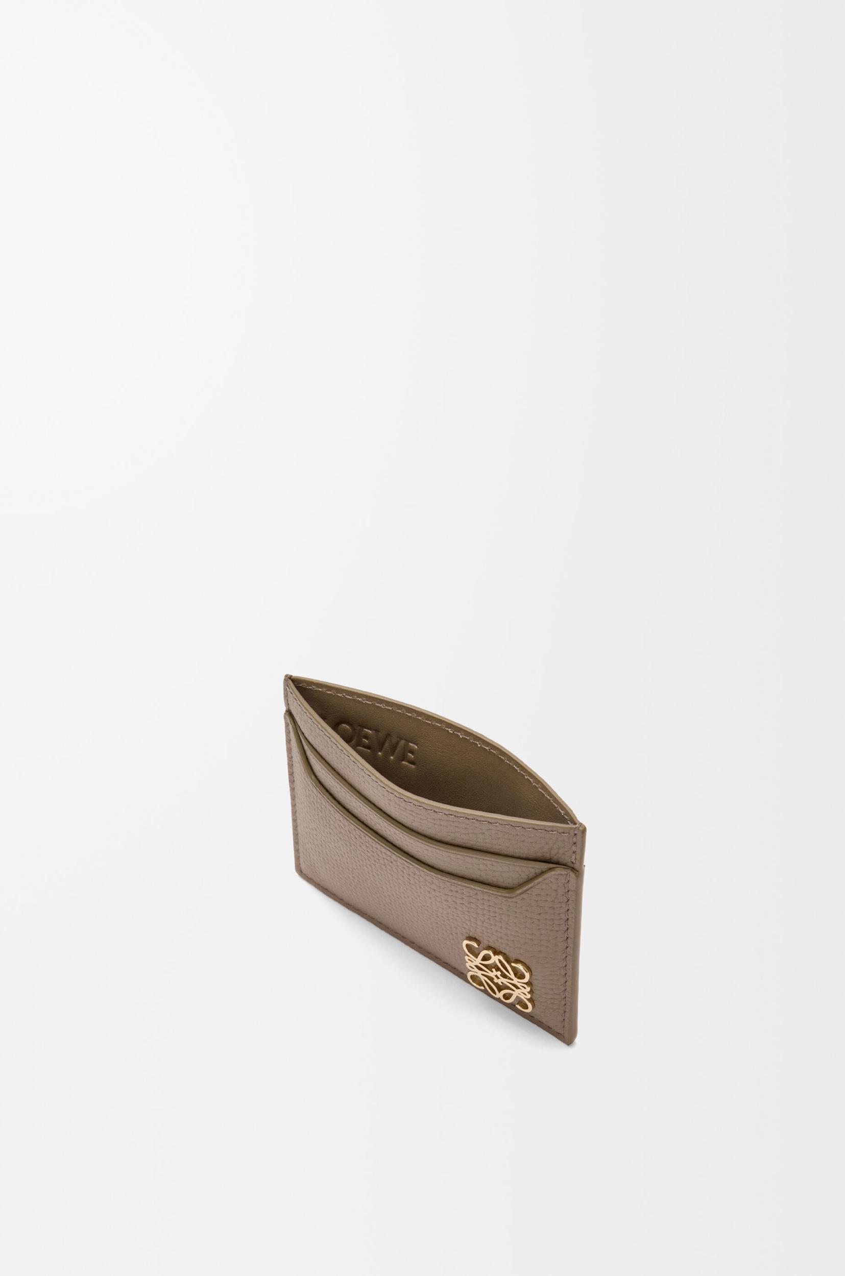 Anagram plain cardholder in pebble grained calfskin Product Image