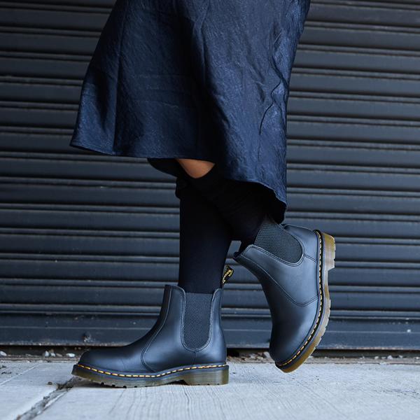 Womens Dr. Martens 2976 Chelsea Boot Product Image