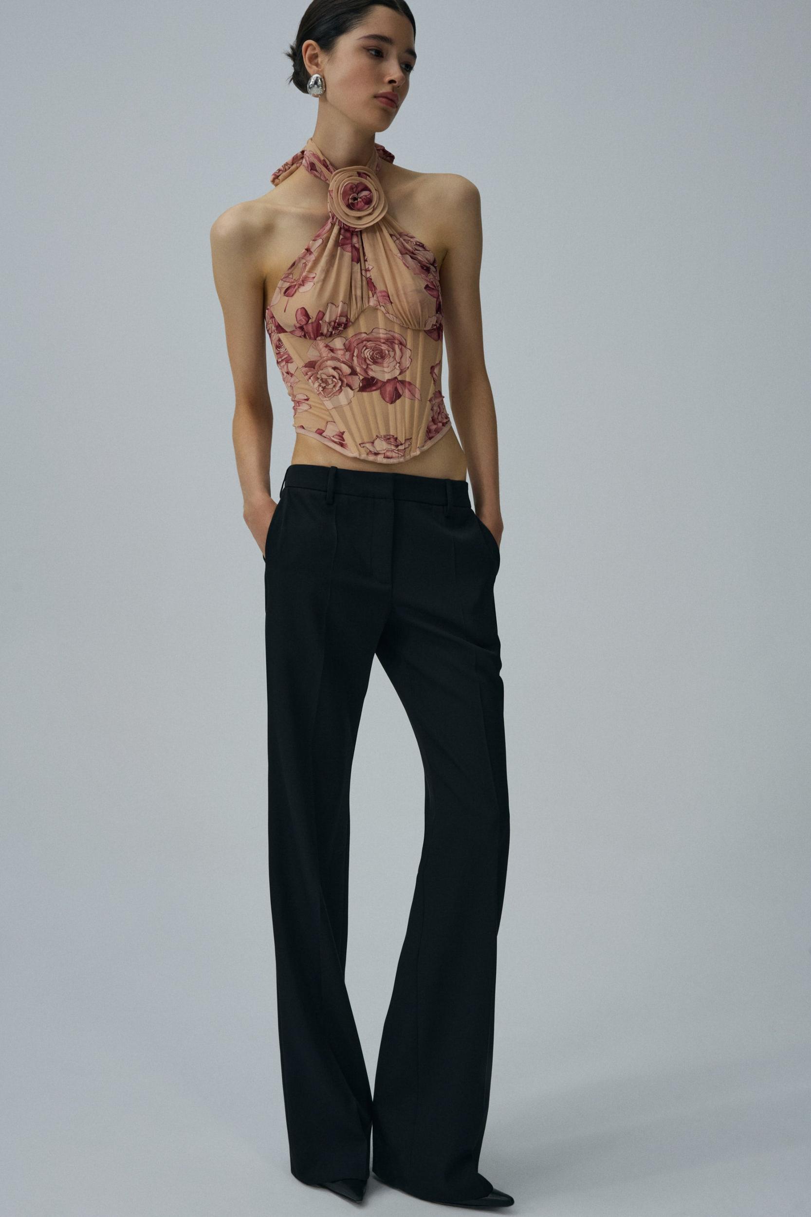 Low waist flare trousers in black Product Image