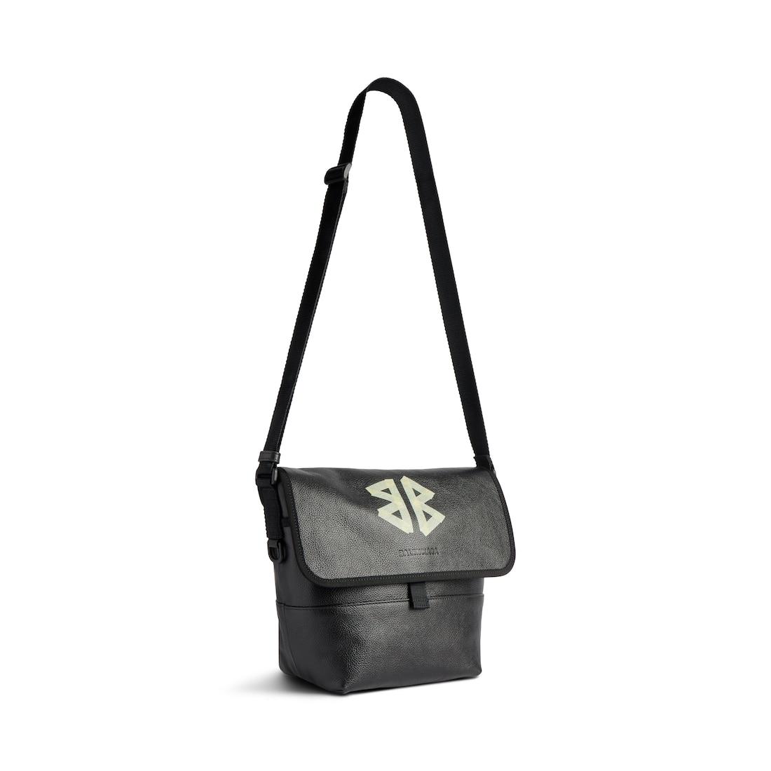 Men's Explorer Messenger Bag Small in Black Product Image
