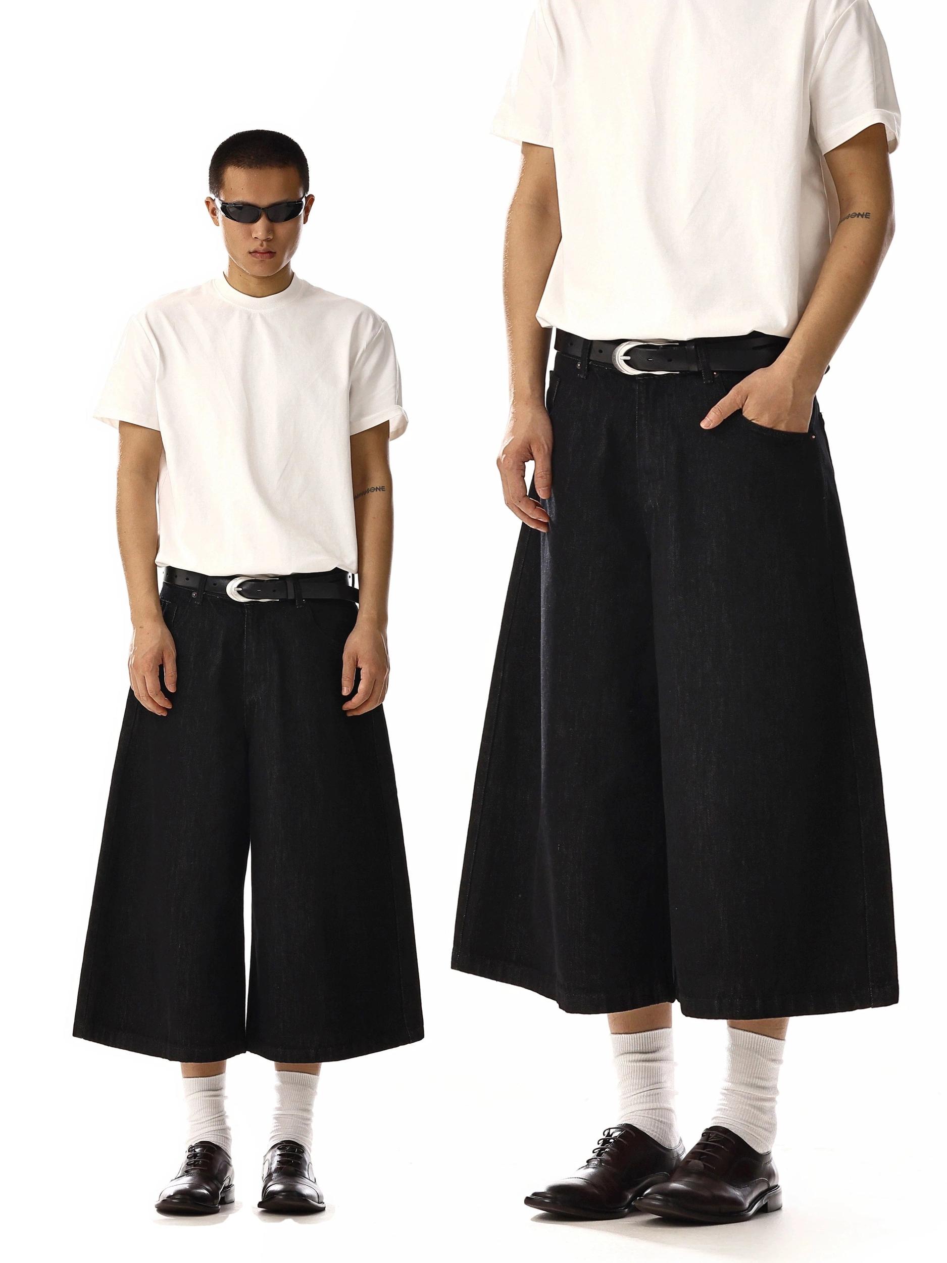 RT No. 18248 BLACK WIDE SHORTS Product Image