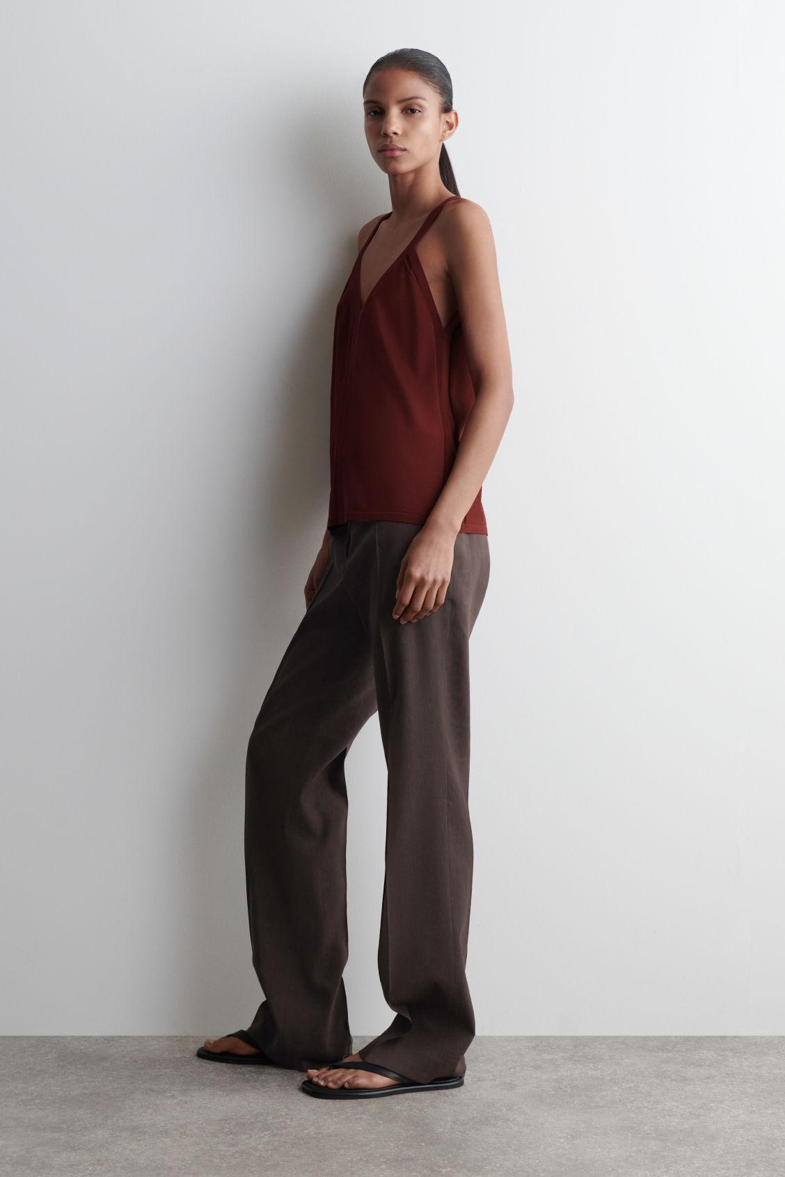 KNITTED V-NECK TANK TOP Product Image