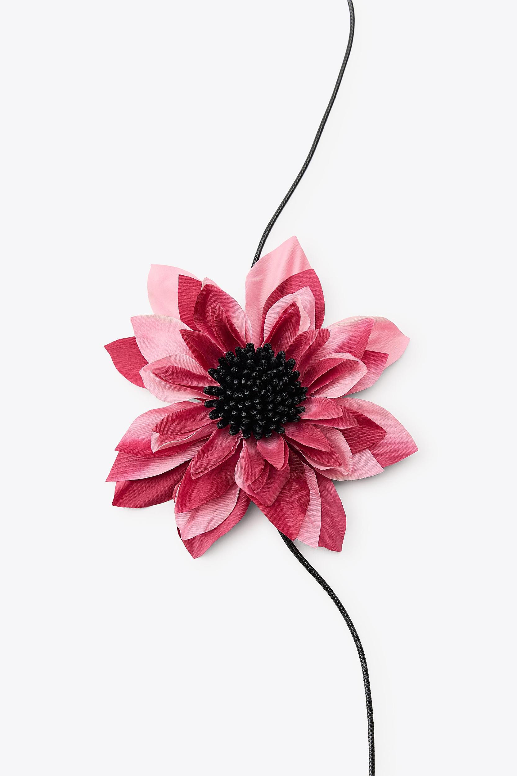CONTRAST FLOWER ROPE NECKLACE Product Image