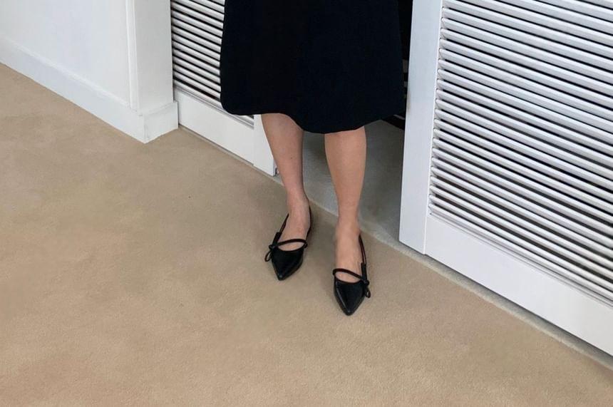 Pointed Bow Flats Product Image