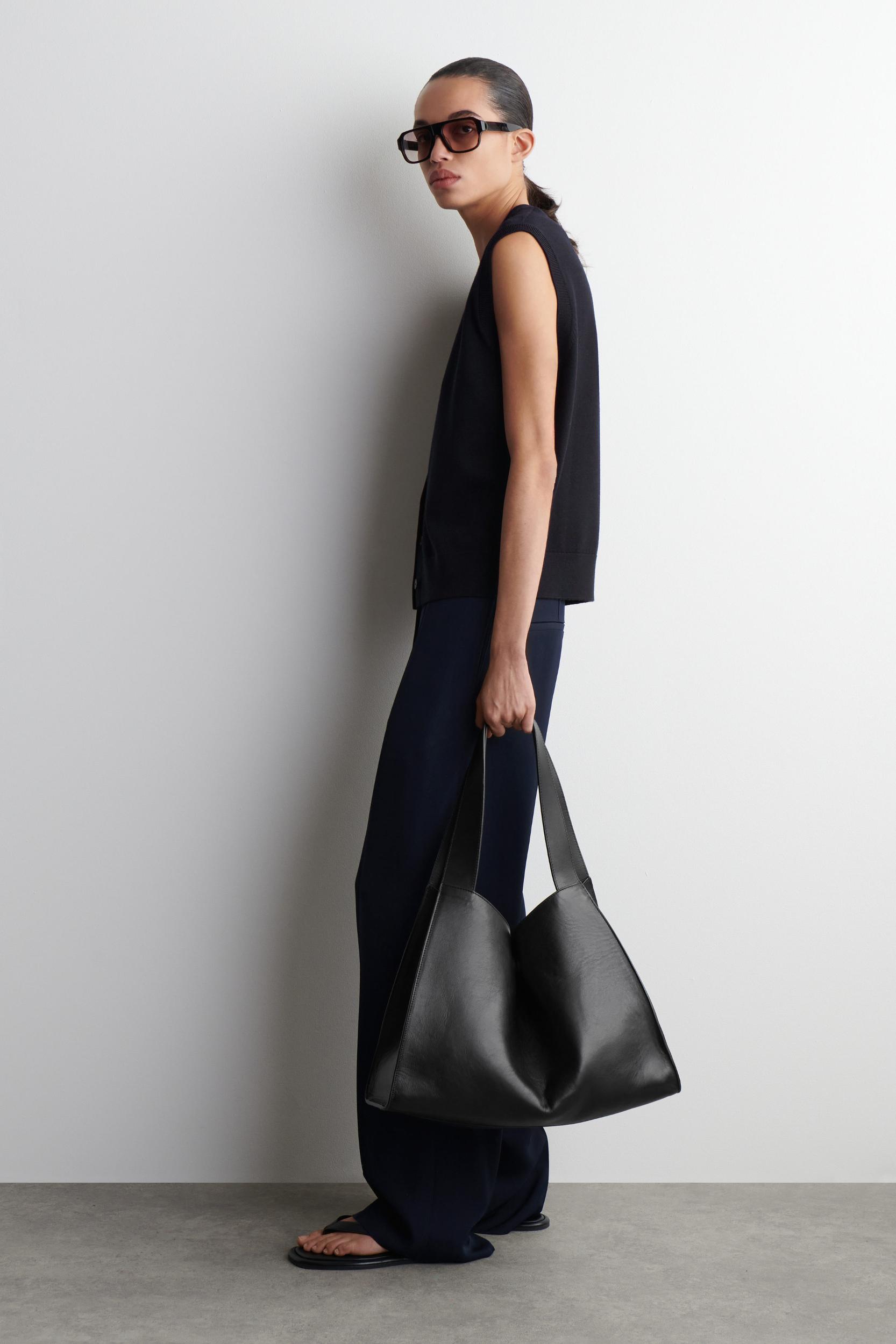 VNECK MERINO WOOL WAISTCOAT Product Image