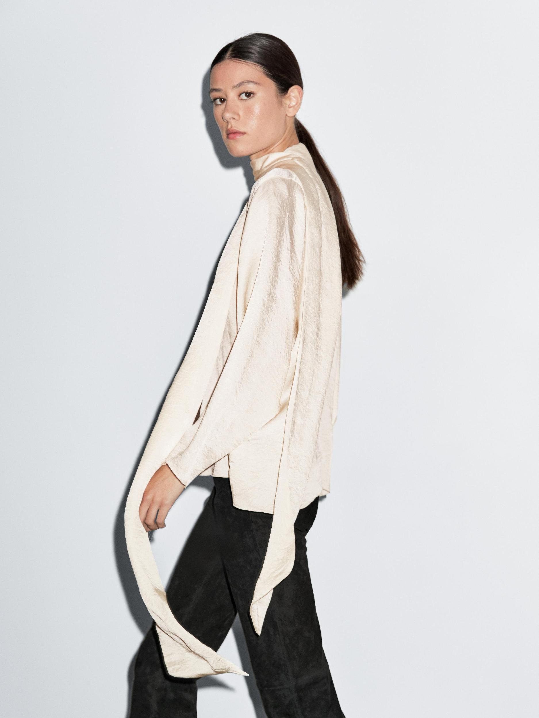 Flowing blouse with tie Product Image