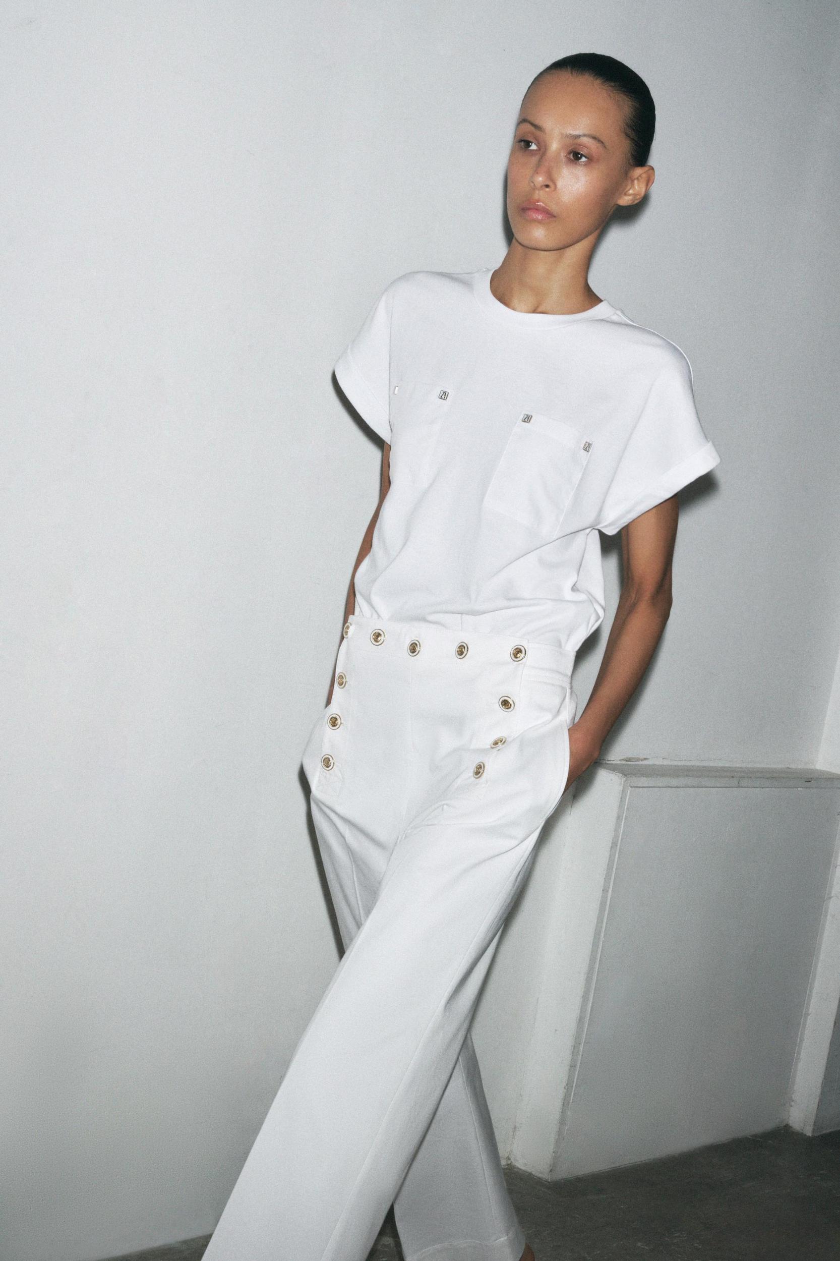 POCKETS T-SHIRT Product Image