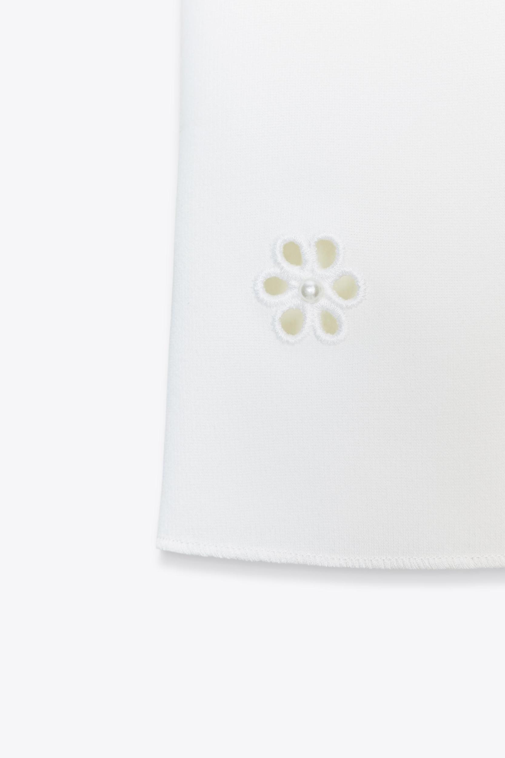 FLORAL EMBROIDERED STRETCH TOP Product Image