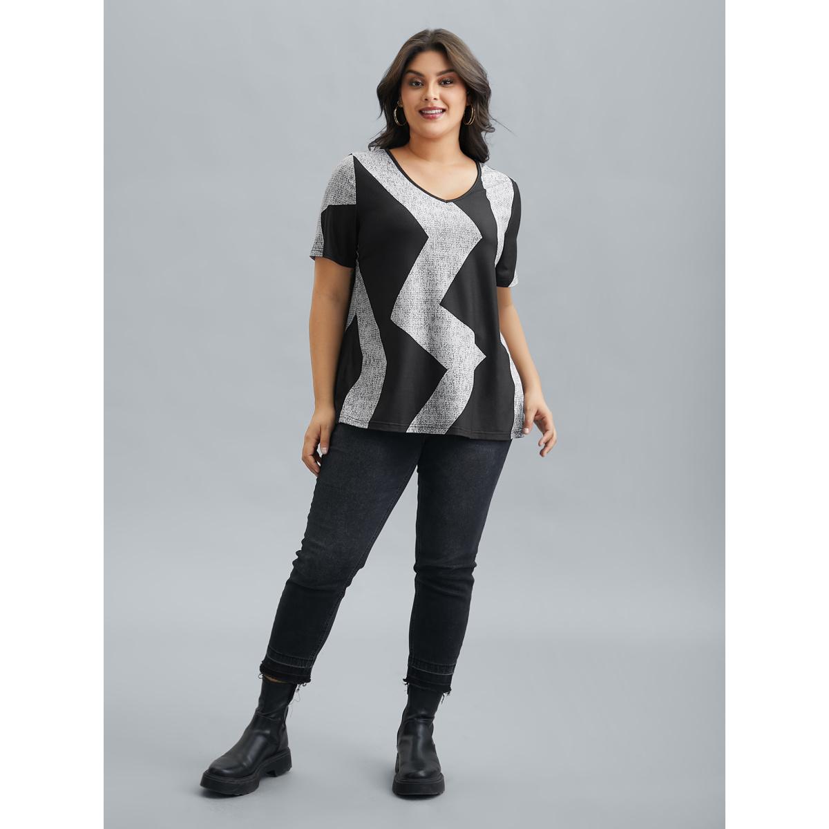 Plus Size Color-Block Textured Stretchy T-Shirt Black Women Casual Contrast V-neck Everyday T-shirts BloomChic 28/5X Product Image