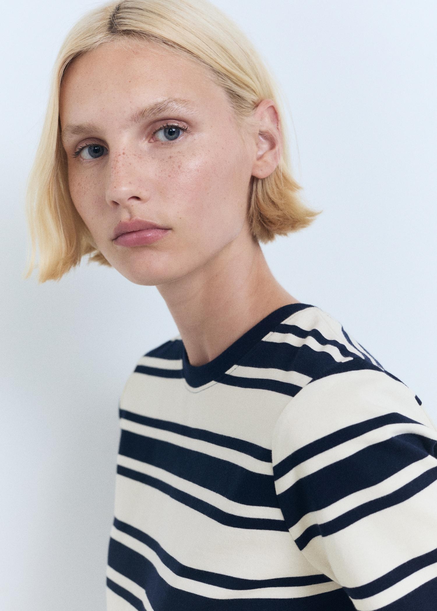 Contrasting collar cotton t-shirt - Women | MANGO USA Product Image