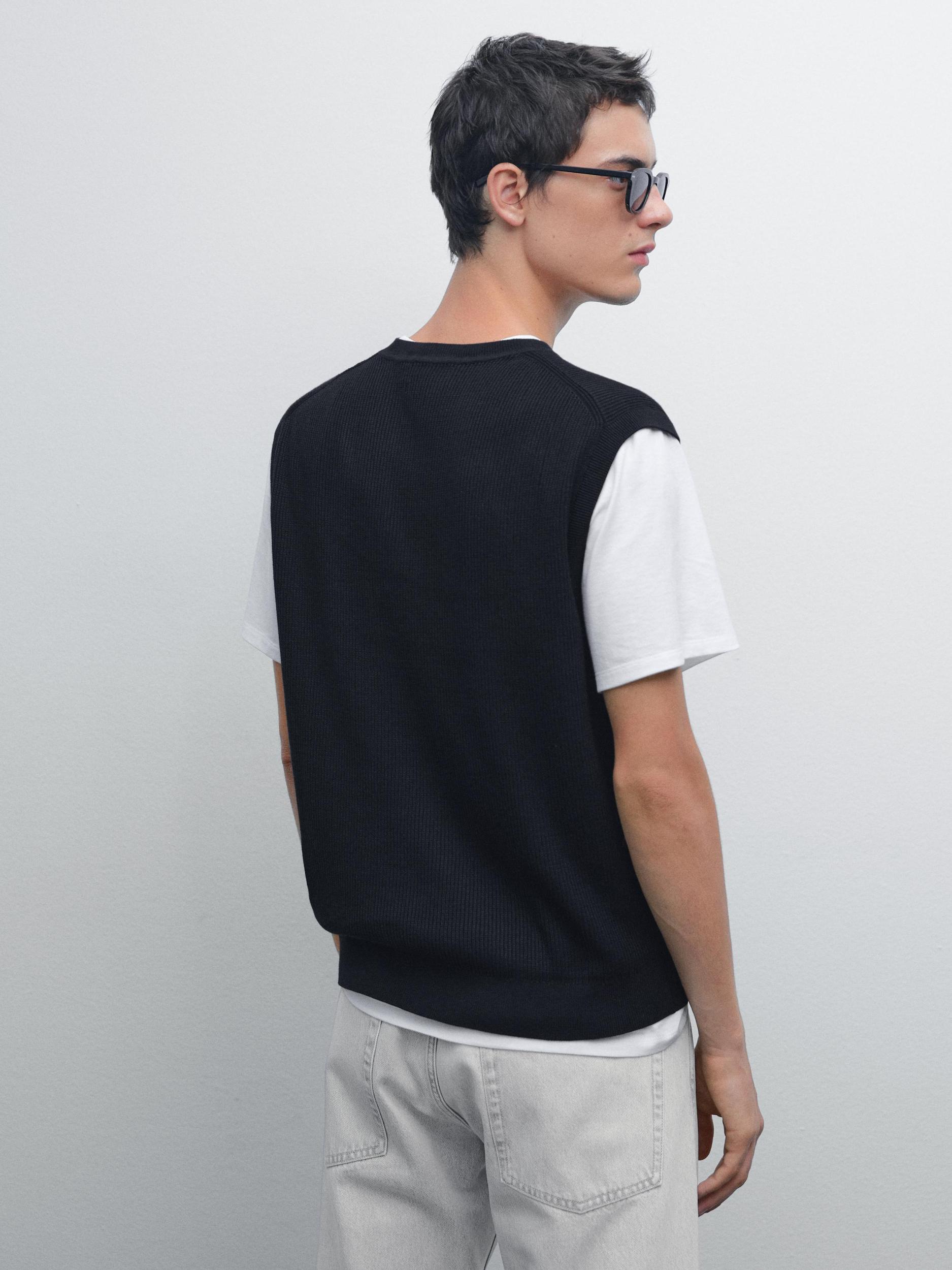 V-neck knit vest Product Image