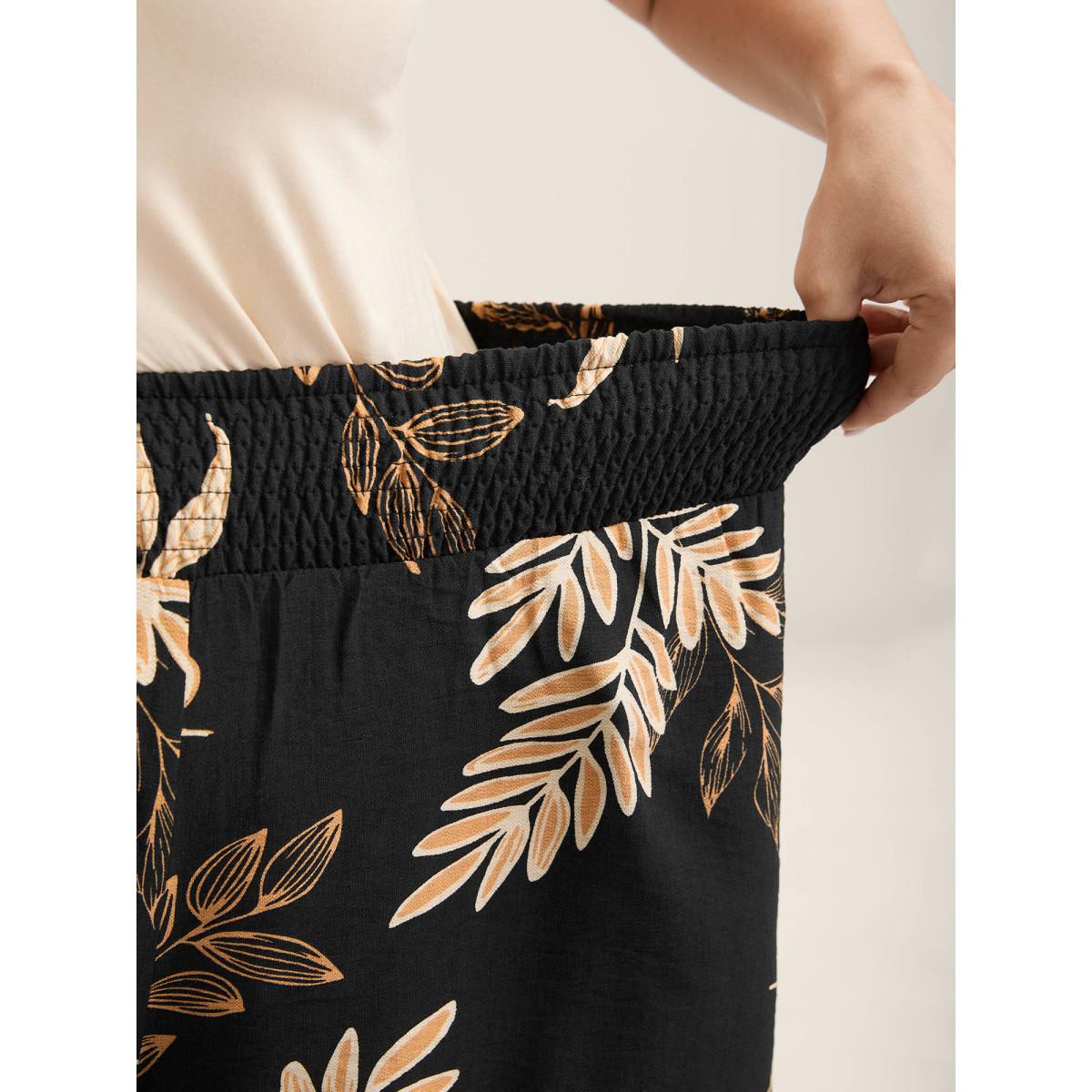 Plus Size Tropical Leaf Print Straight-Leg Shorts Women BlackFlower Resort Shirred Straight Leg Vacation Shorts BloomChic 18-20/2X Product Image