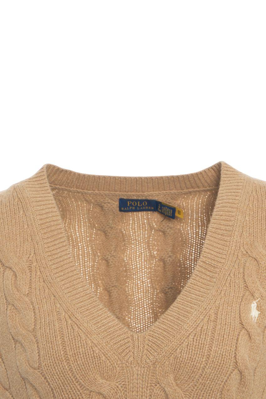 Pullover with cable knit pattern Product Image