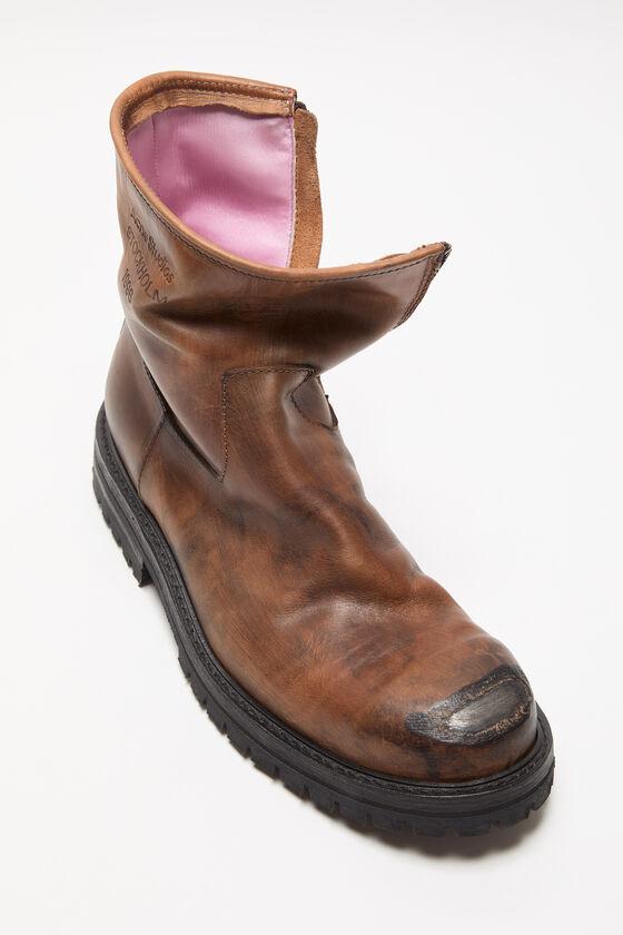 Leather boots Product Image