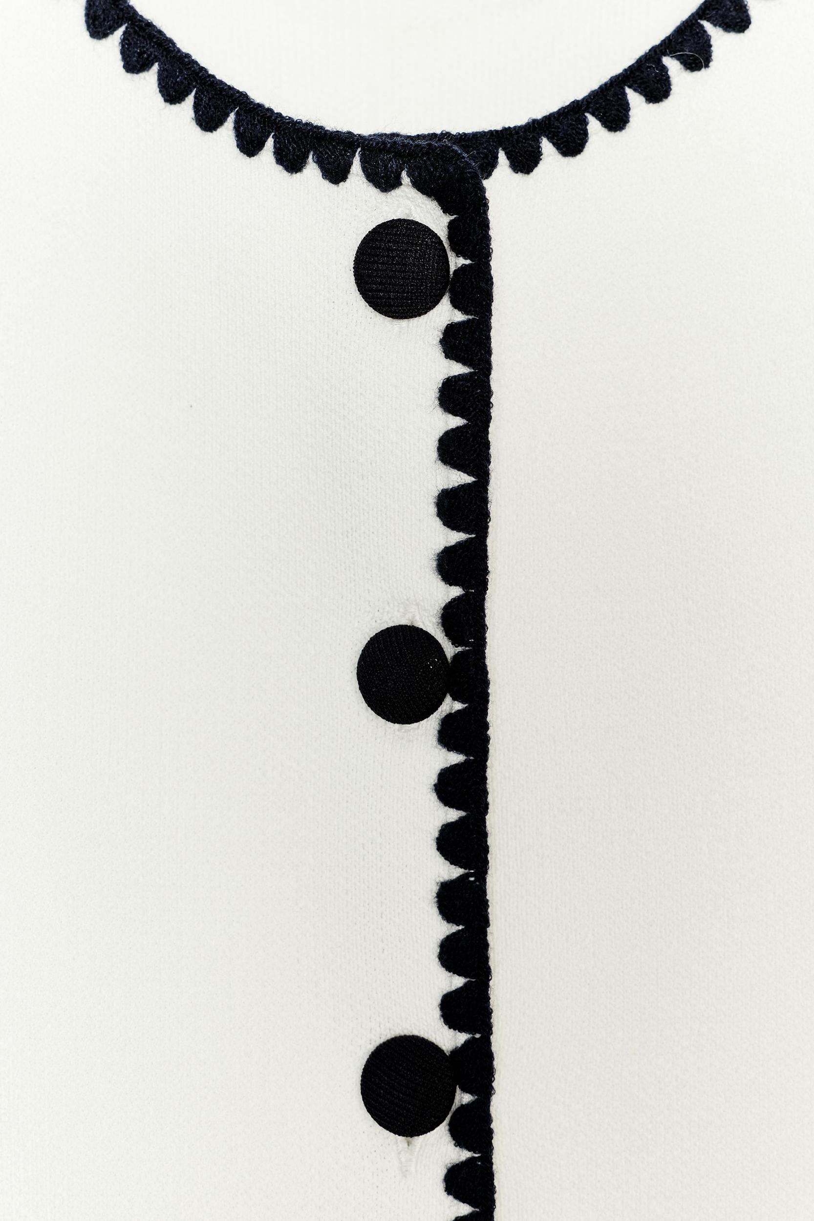 CONTRAST EMBROIDERY KNIT VEST Product Image