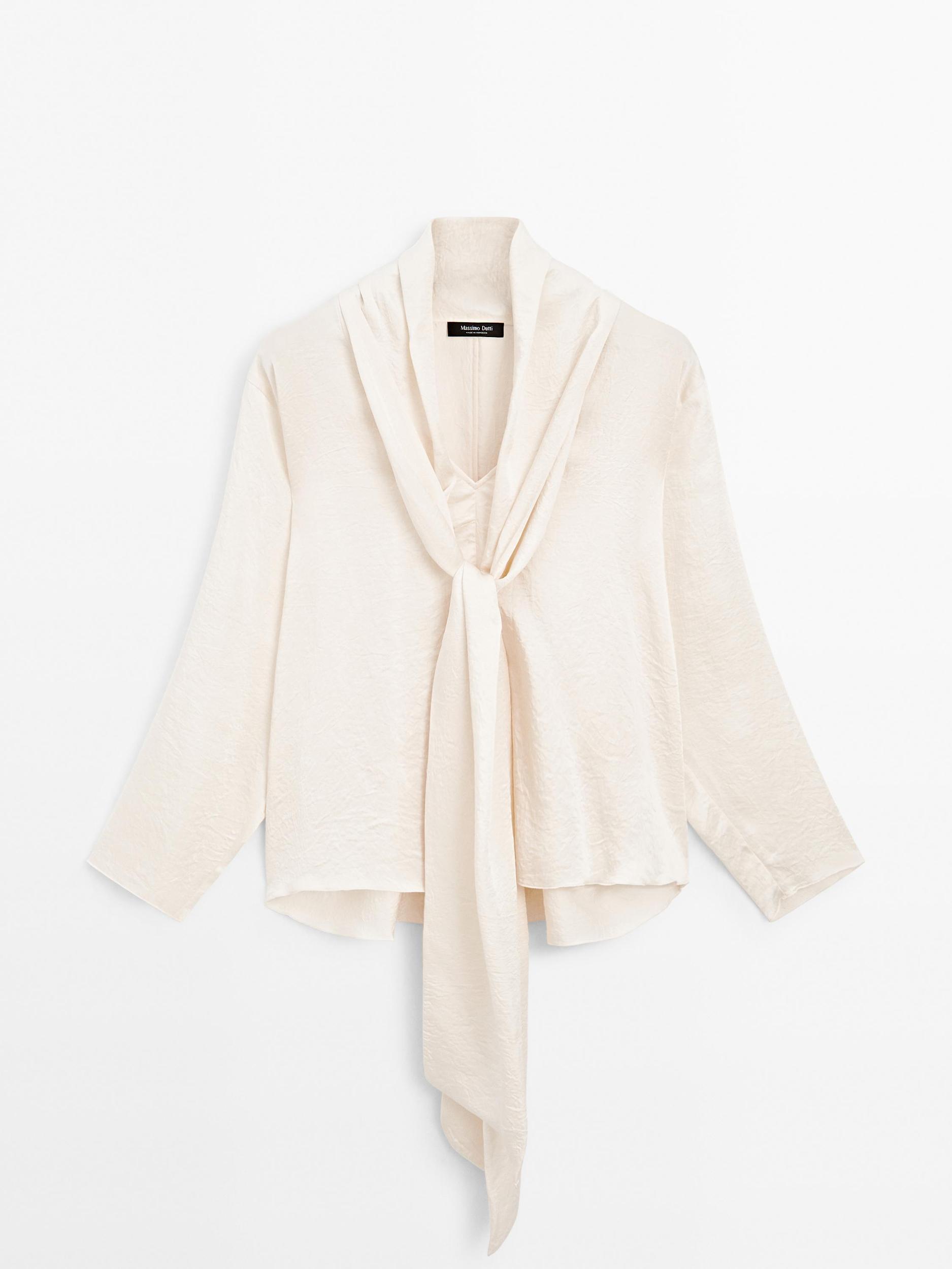 Flowing blouse with tie Product Image