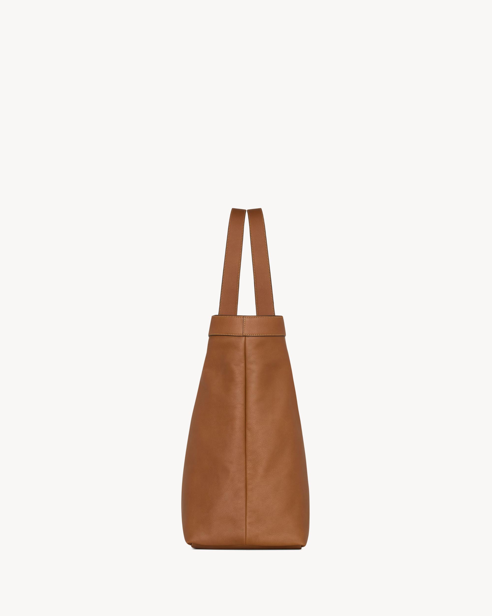 Y Large tote in leather Product Image