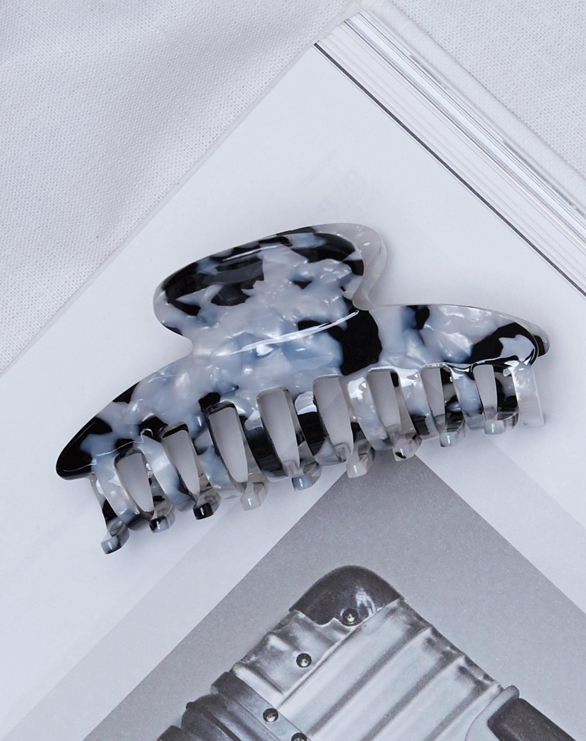 Chiye Hair Claw in Black and White Product Image