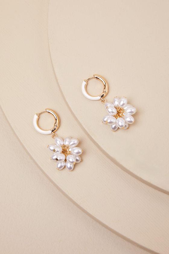 Simple Glow Ivory Pearl Cluster Earrings Product Image