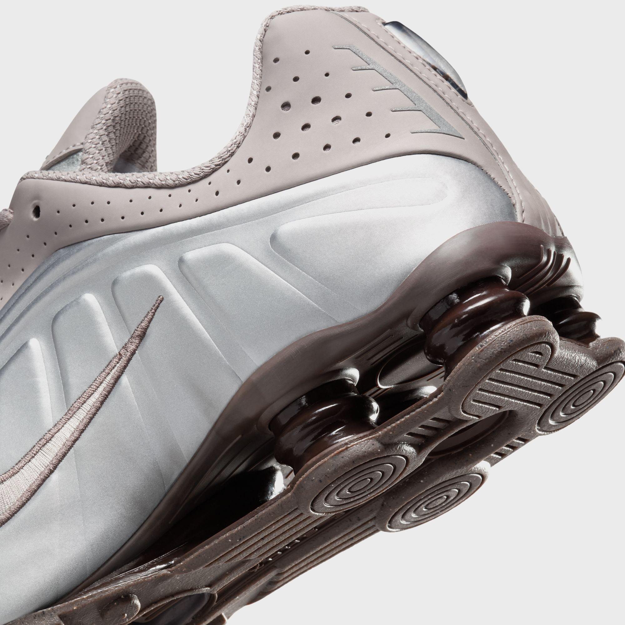 Nike Mens Shox R4 Shoes | HQ1988-400 Product Image