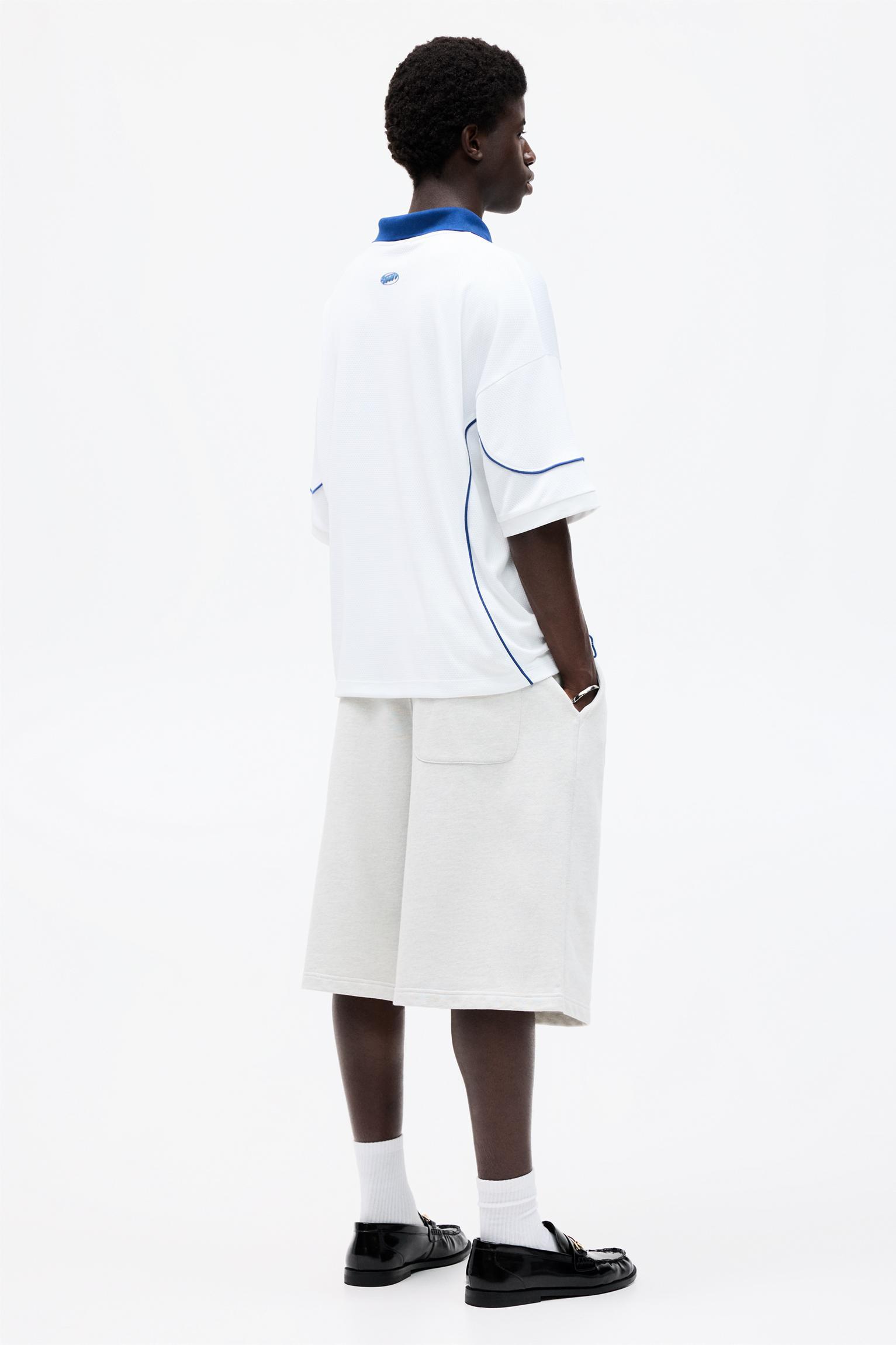 White polo collar T-shirt Product Image