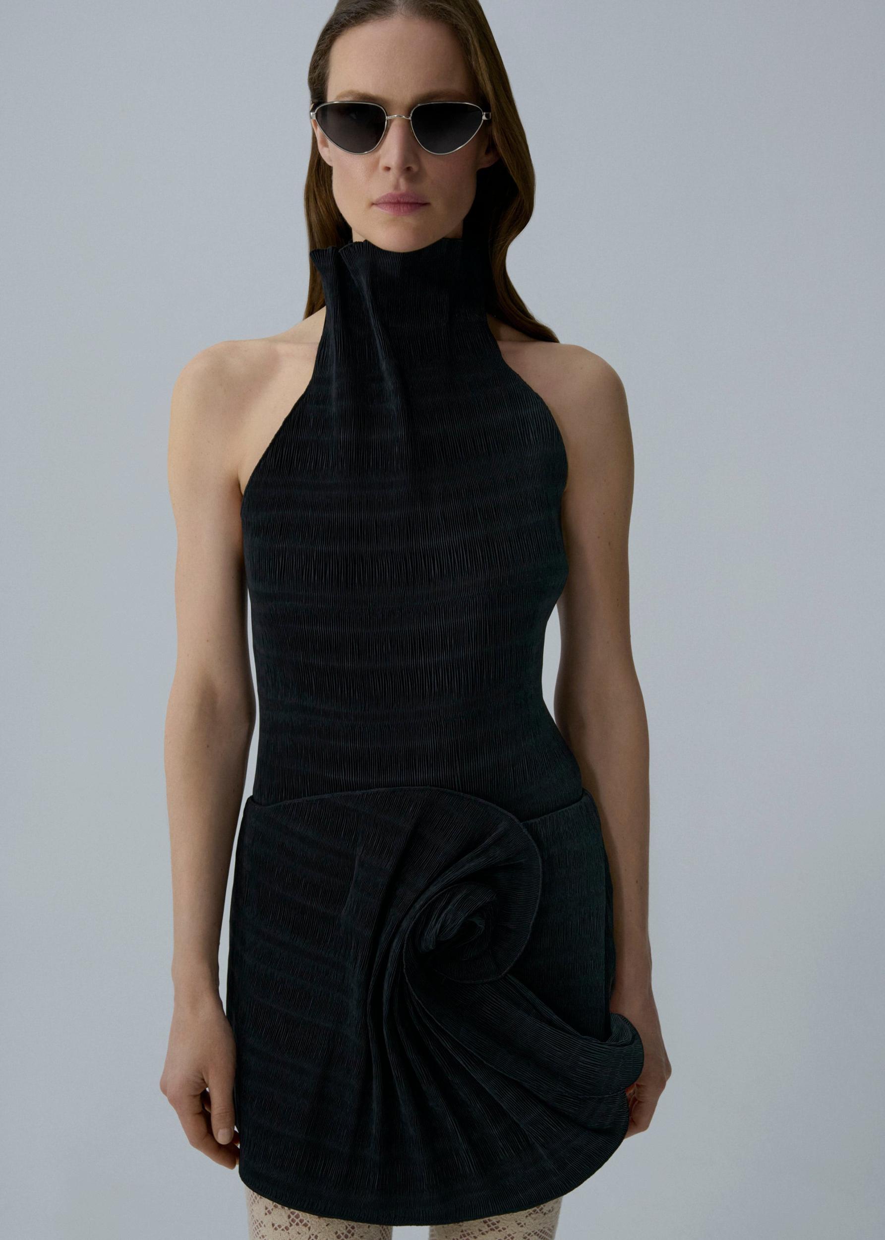 Open-back plissé top in black Product Image
