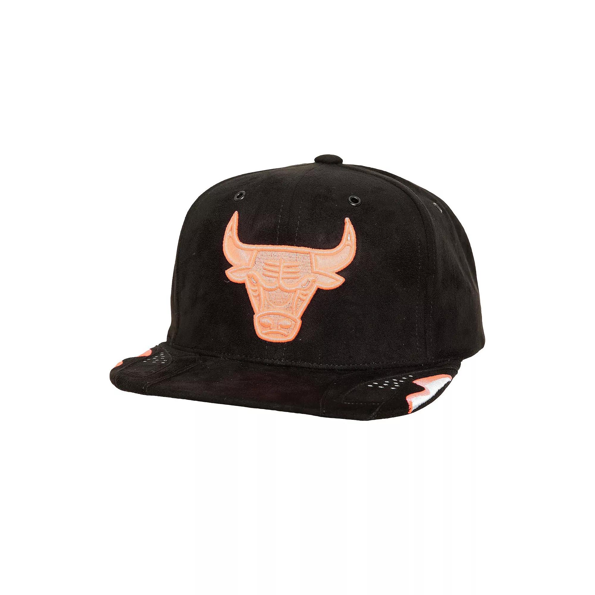 Men's Mitchell & Ness Black Chicago Bulls Day 6 Snapback Hat Product Image