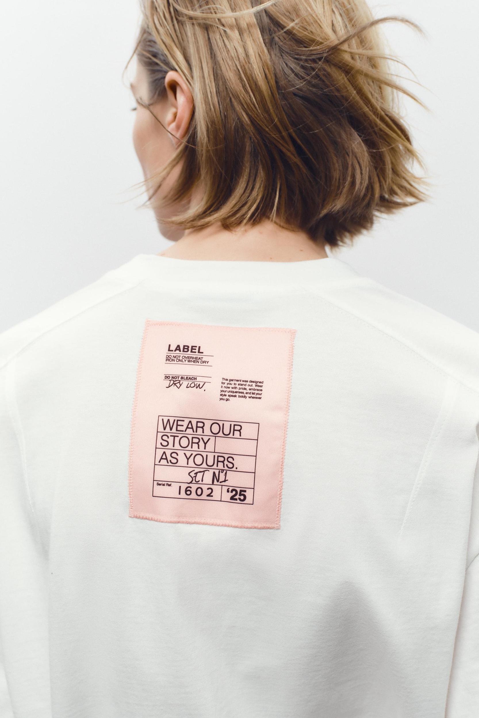 LABEL T-SHIRT Product Image