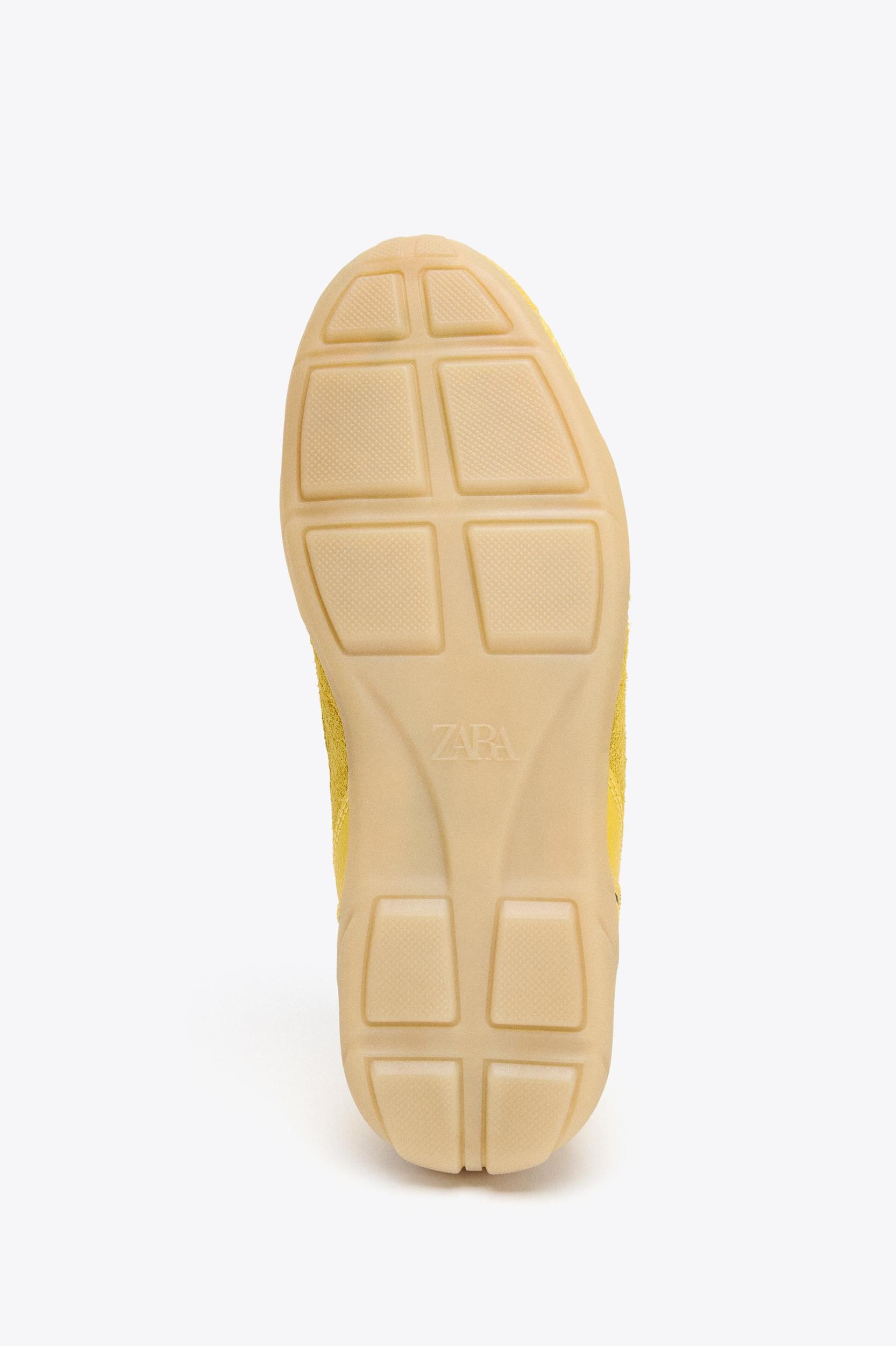 CONTRAST RUNNING SHOES Product Image