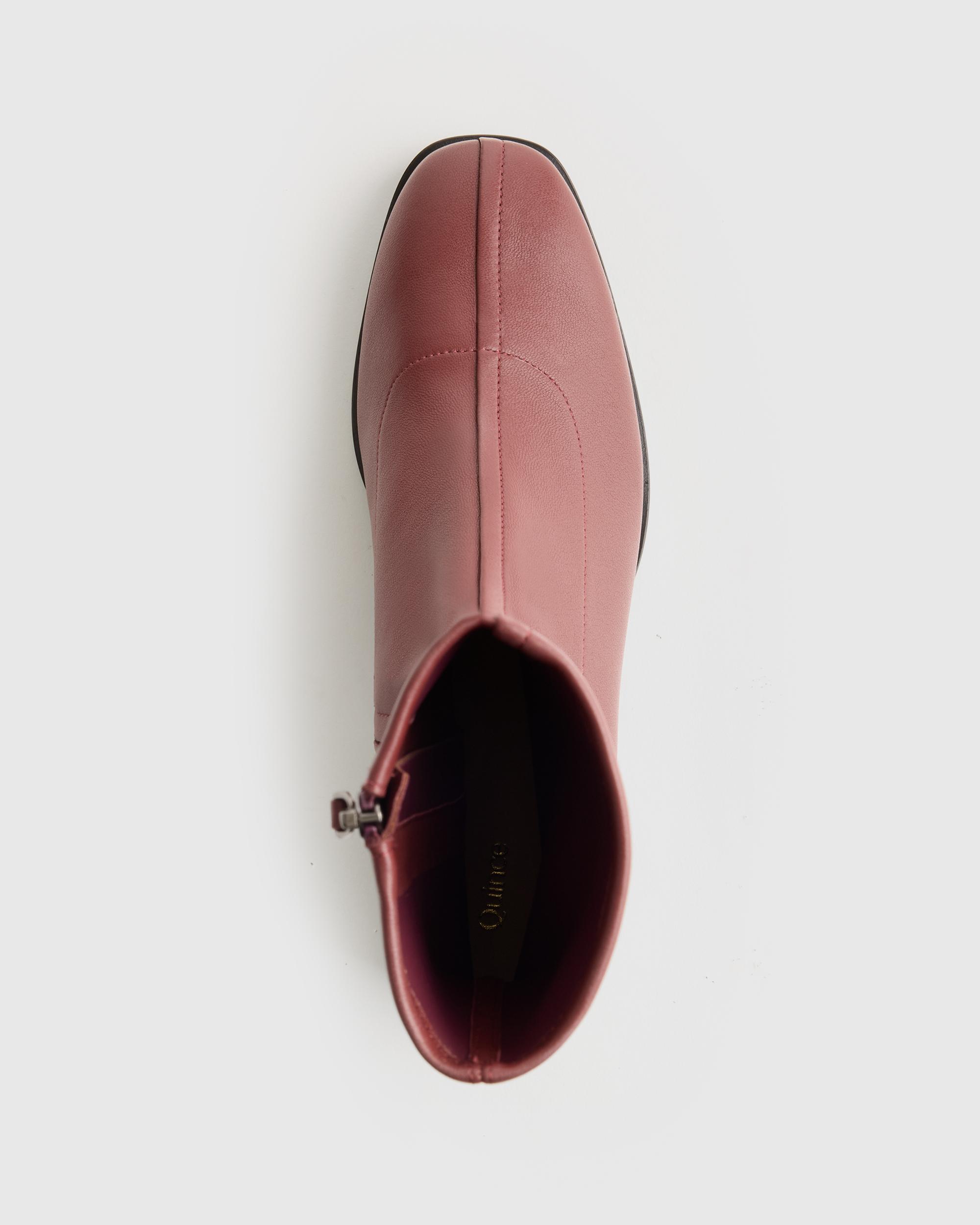 Quince | Women's Italian Leather Stretch Sock Bootie Product Image