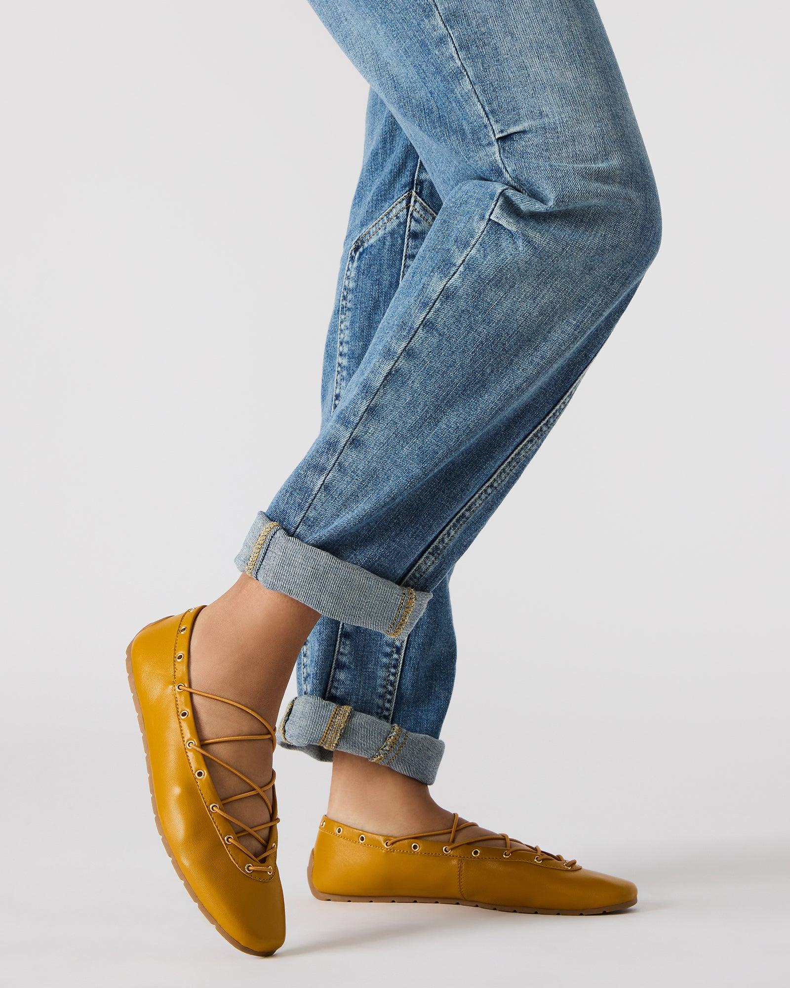 POINTE BANANA LEATHER Female Product Image