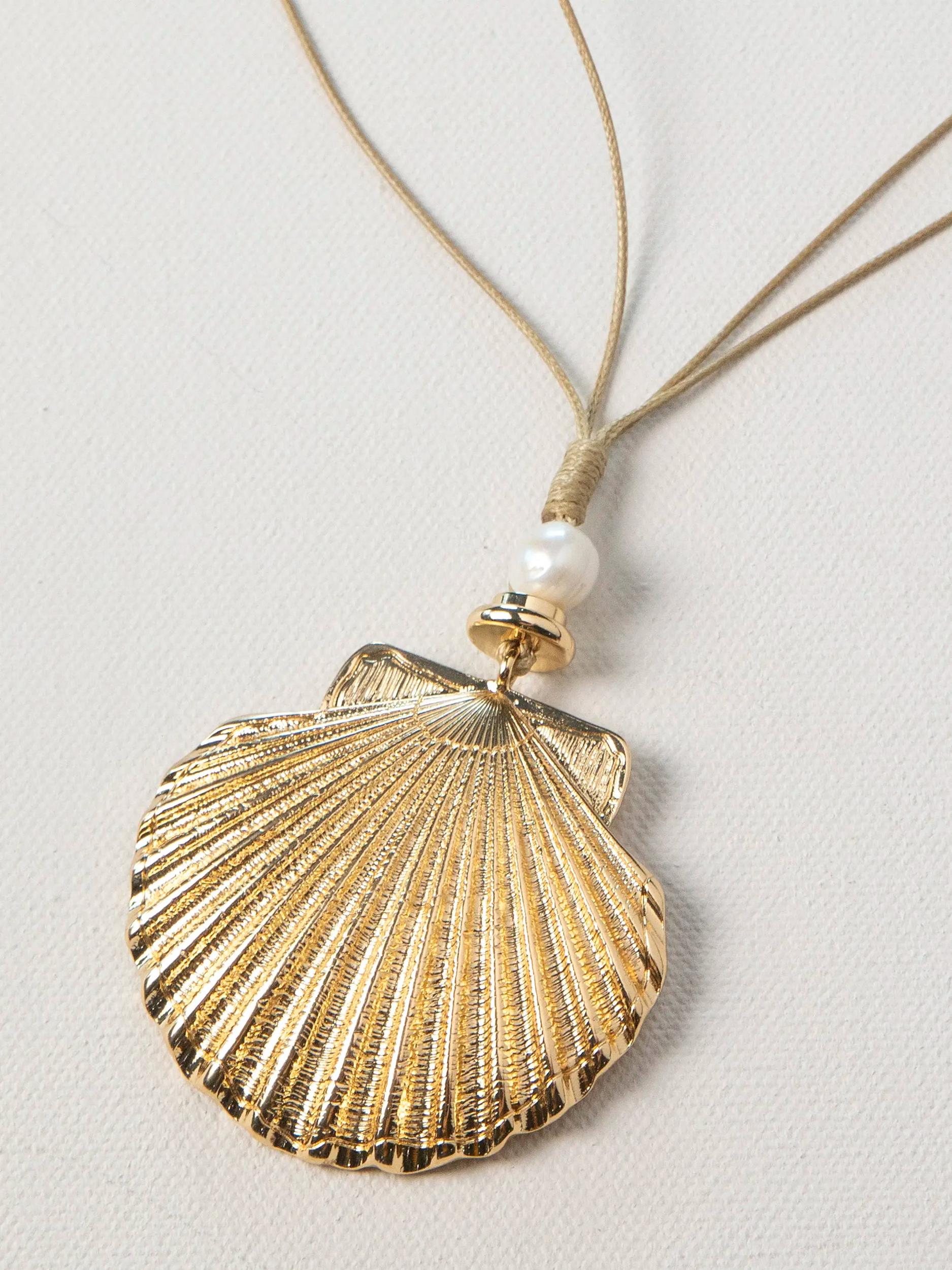 Gold Shell Necklace Product Image