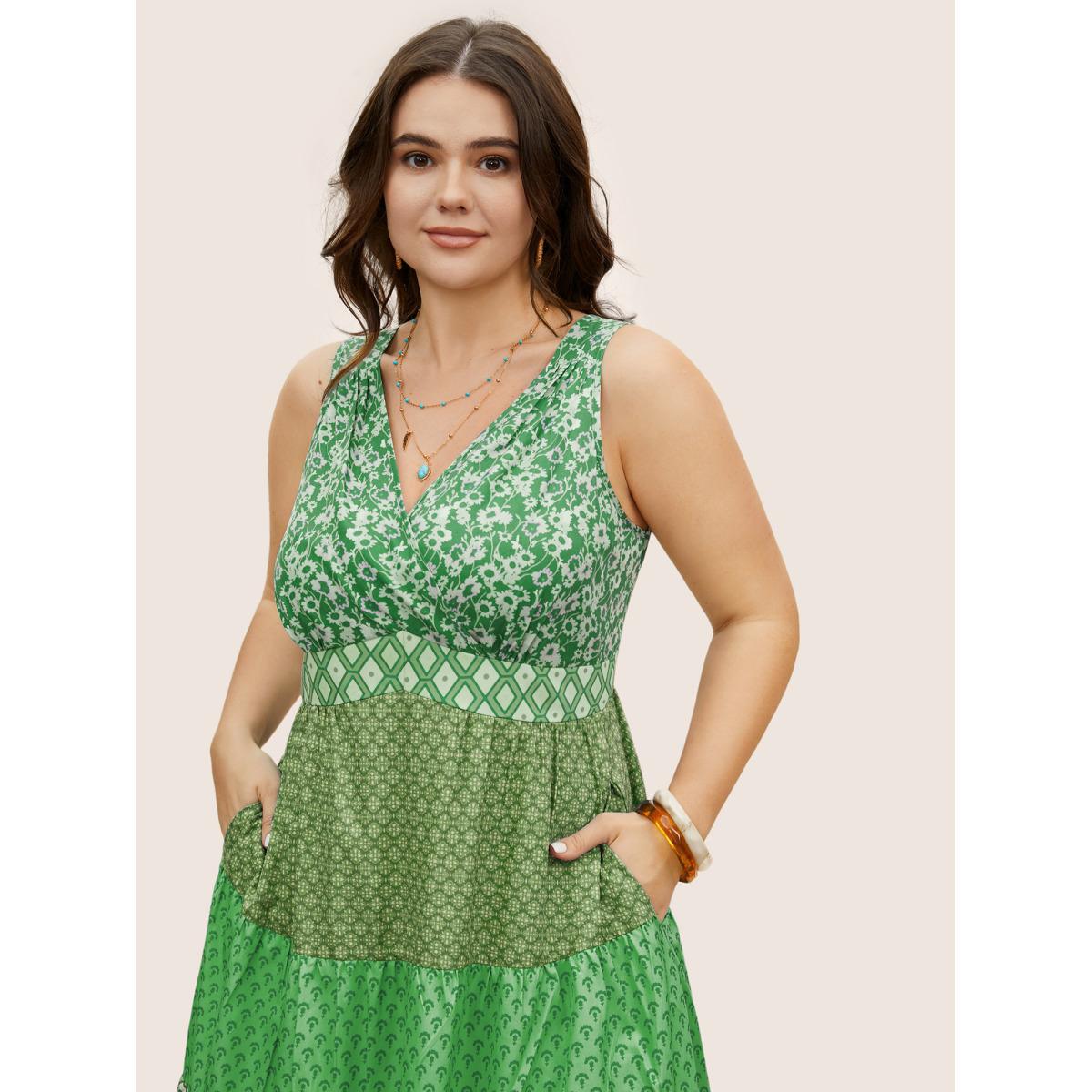 Plus Size Bandana Patchwork Floral Sleeveless Dress Truegreen Women Resort Pleated V-neck Sleeveless Curvy BloomChic 12/L Product Image