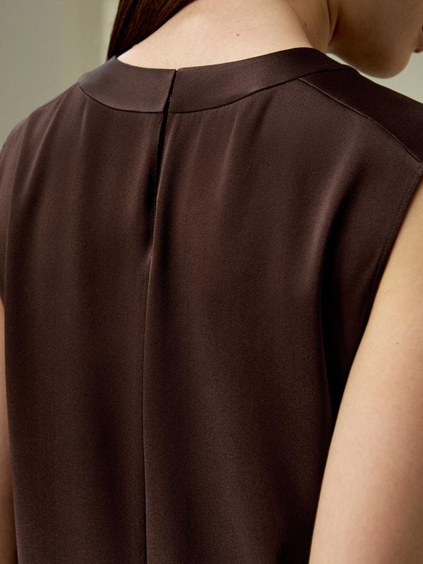 Sleeveless round neck silk top Product Image